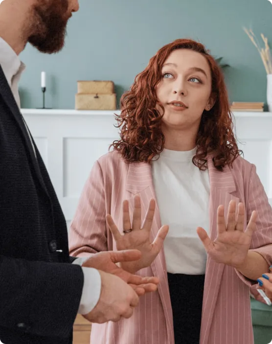 Femme affirmant son point de vue et illustrant le pouvoir de dire non en milieu professionnel.