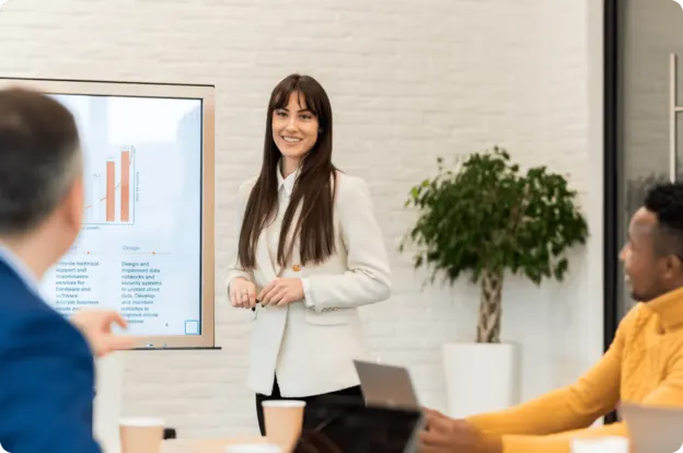 Professionnelle animant une présentation Powerpoint pour ses équipes