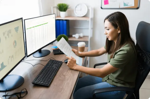 Professionnelle utilisant Excel pour améliorer son efficacité au travail