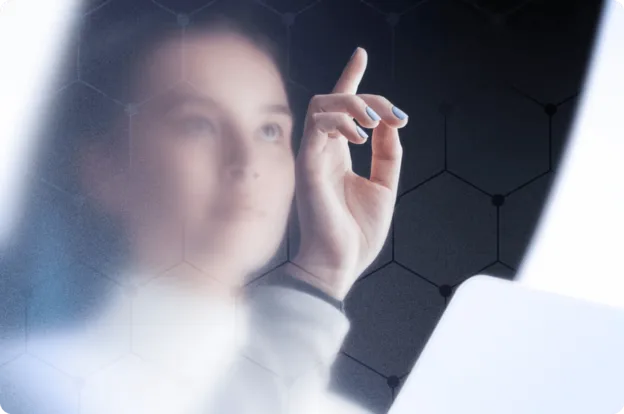 Jeune femme utilisant une tablette tactile dans un environnement futuriste, représentant l’intégration de l’intelligence artificielle dans le travail en entreprise.