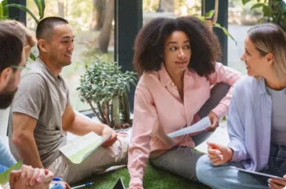 Groupe de collaborateurs échangeant sur des initiatives RSE dans un cadre naturel, illustrant l’importance de la responsabilité sociétale en entreprise.