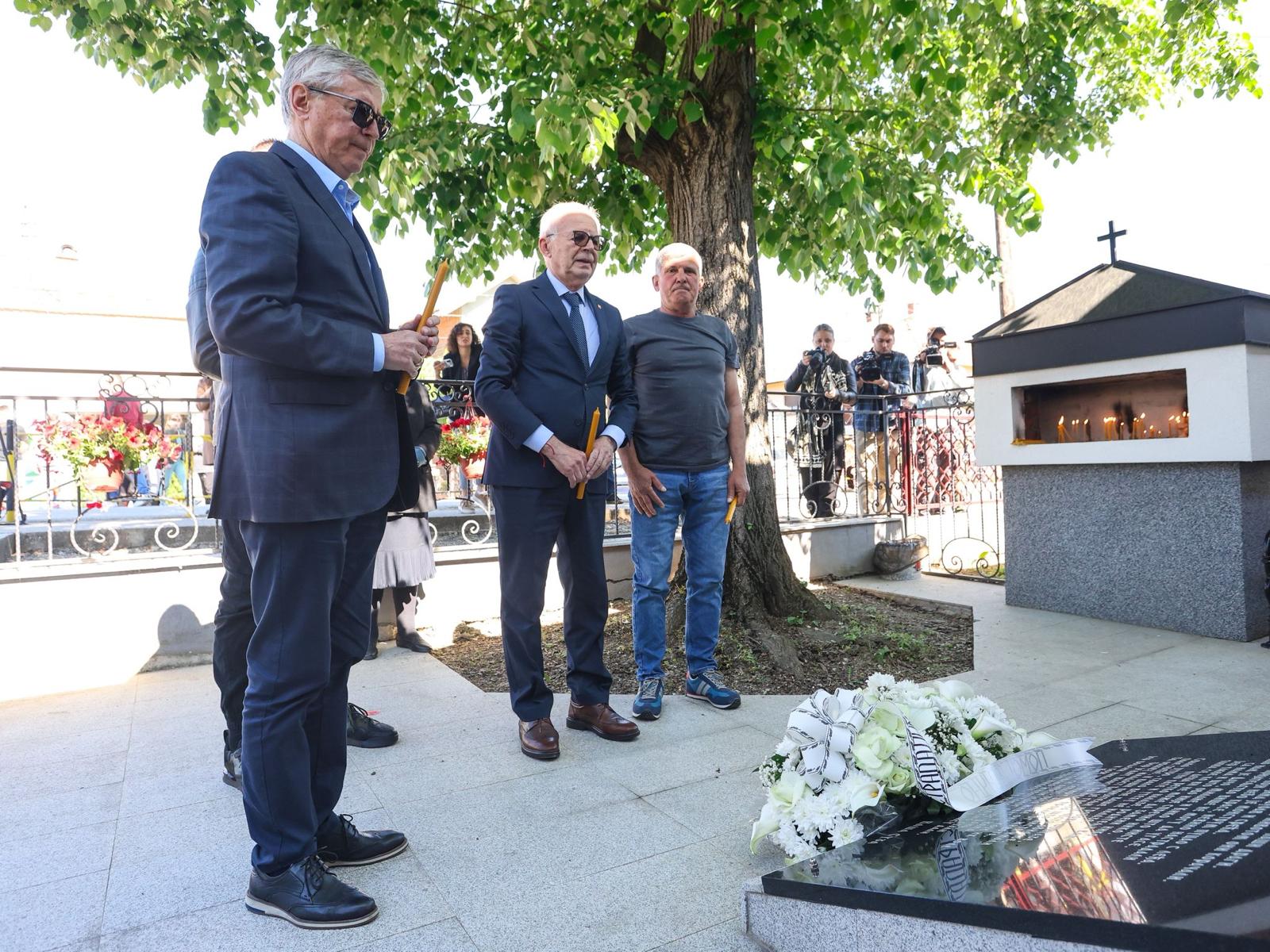 Црвена звезда одала почаст жртвама масакра у Дубони и Малом Орашју — image 4