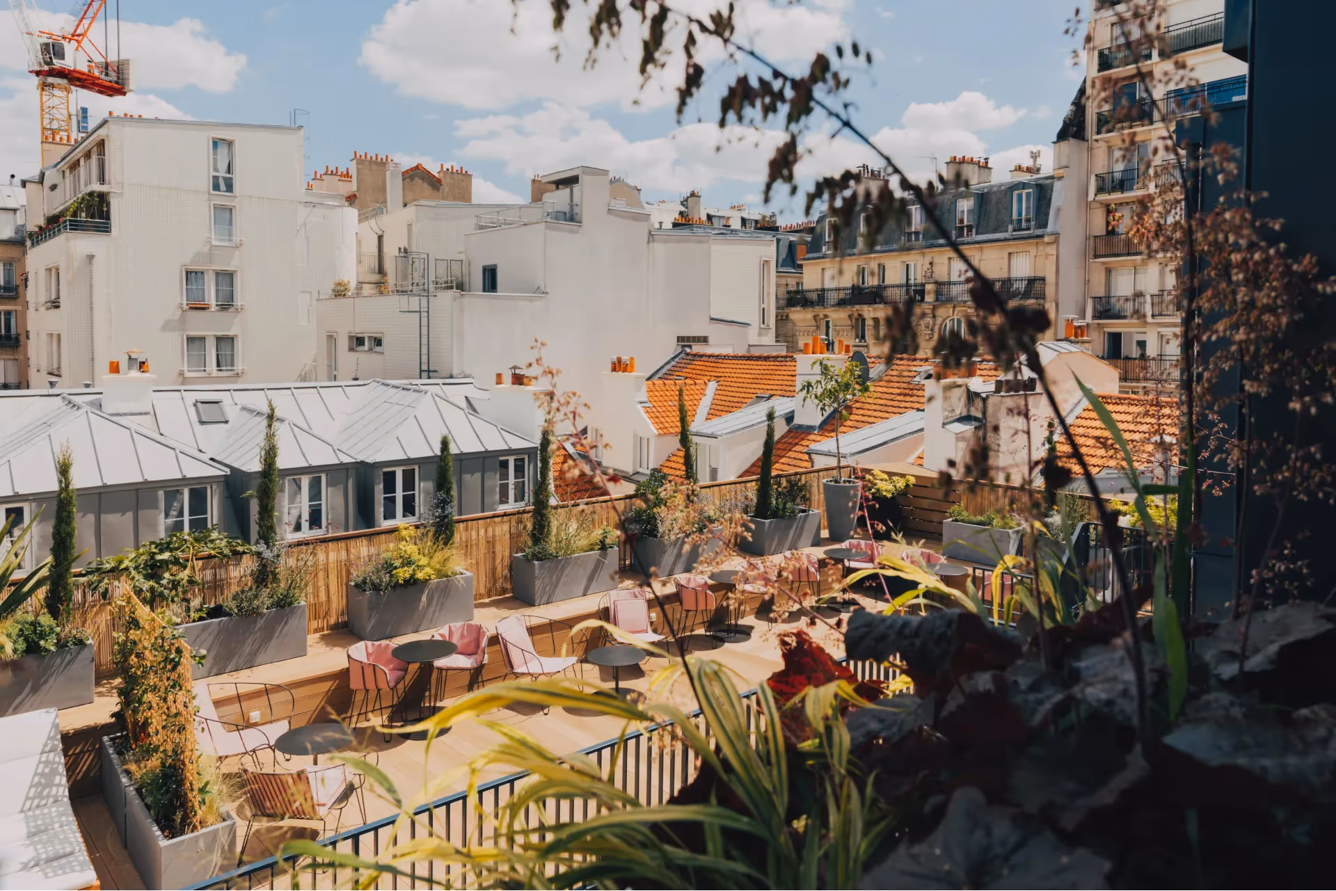 Grande terrasse aux couleurs d’automne chez Orso Hotels Paris, parfaite pour un séjour parisien en plein air.