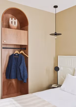 Chambre avec penderie - Orso Hotels Paris