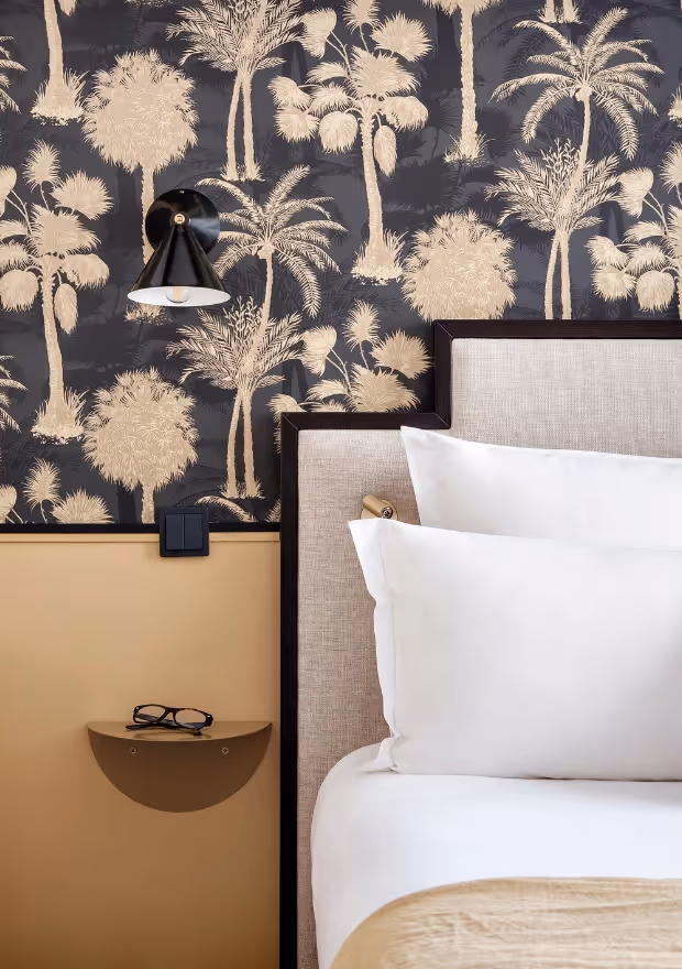 Chambre élégante avec étagère murale et motifs décoratifs chez Orso Hotels Paris, pour un séjour plein de charme.
