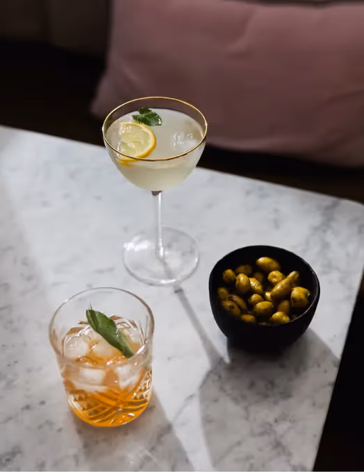 Cocktail accompagné d'olives verte - Orso Hotels Paris