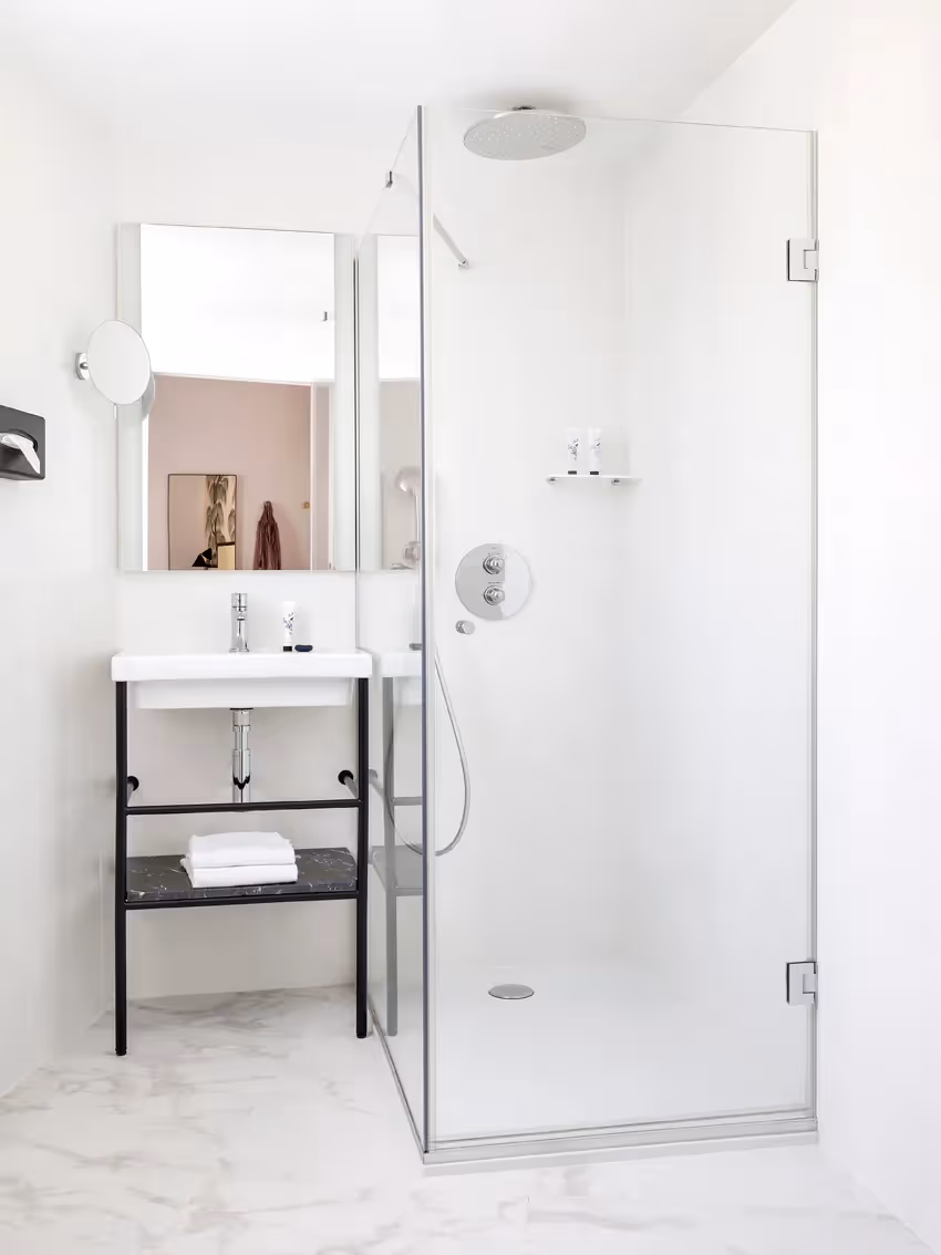 Grande douche lumineuse avec lavabo Orso Hotels Paris