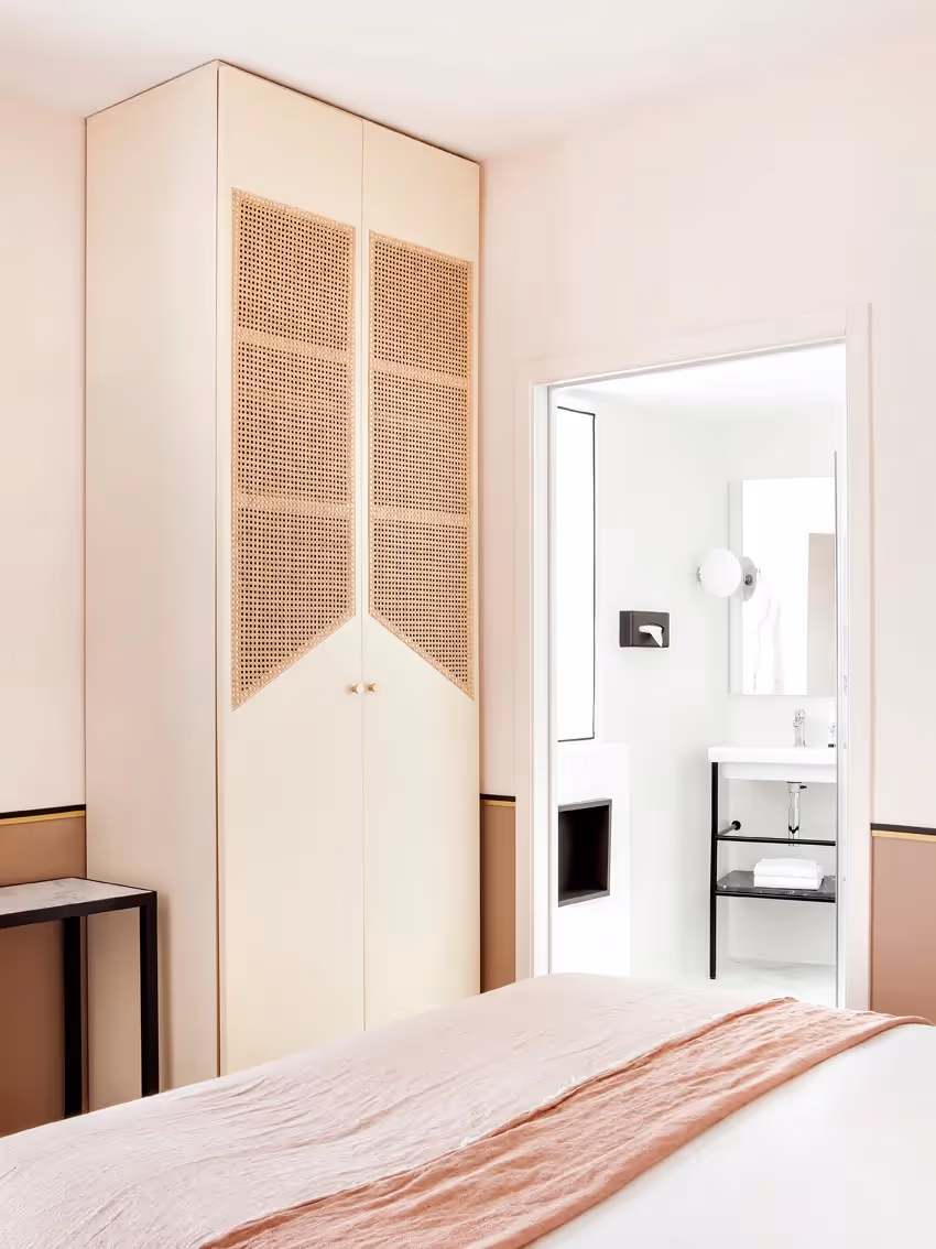 Chambre avec lit bordé de rose et vue sur la salle de bain Orso Hotels Paris