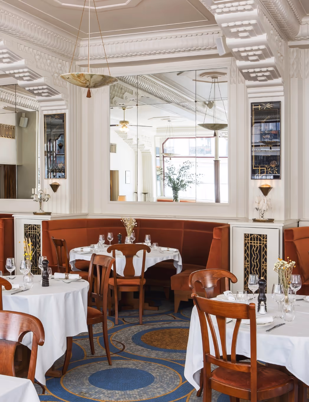 Grande salle de restauration avec tapis - Orso Hotels Paris