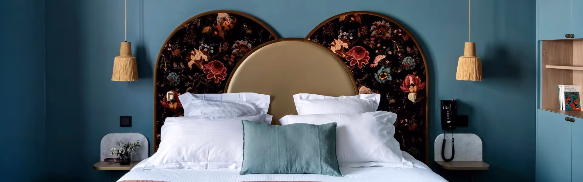 Chambre avec lampes et téléphone - Orso Hotels Paris