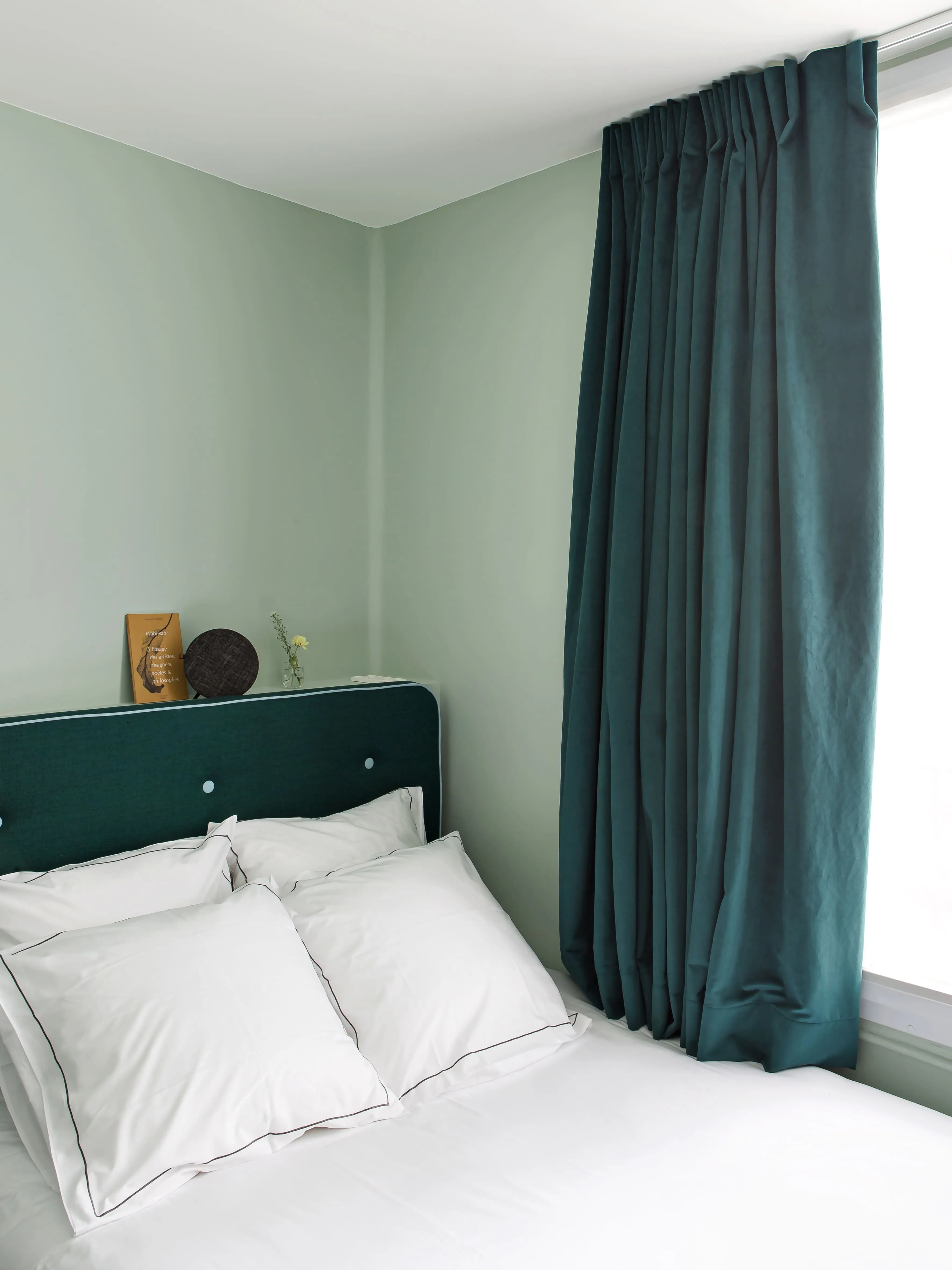 Chambre avec lit blanc et rideaux blanc Orso Hotels Paris