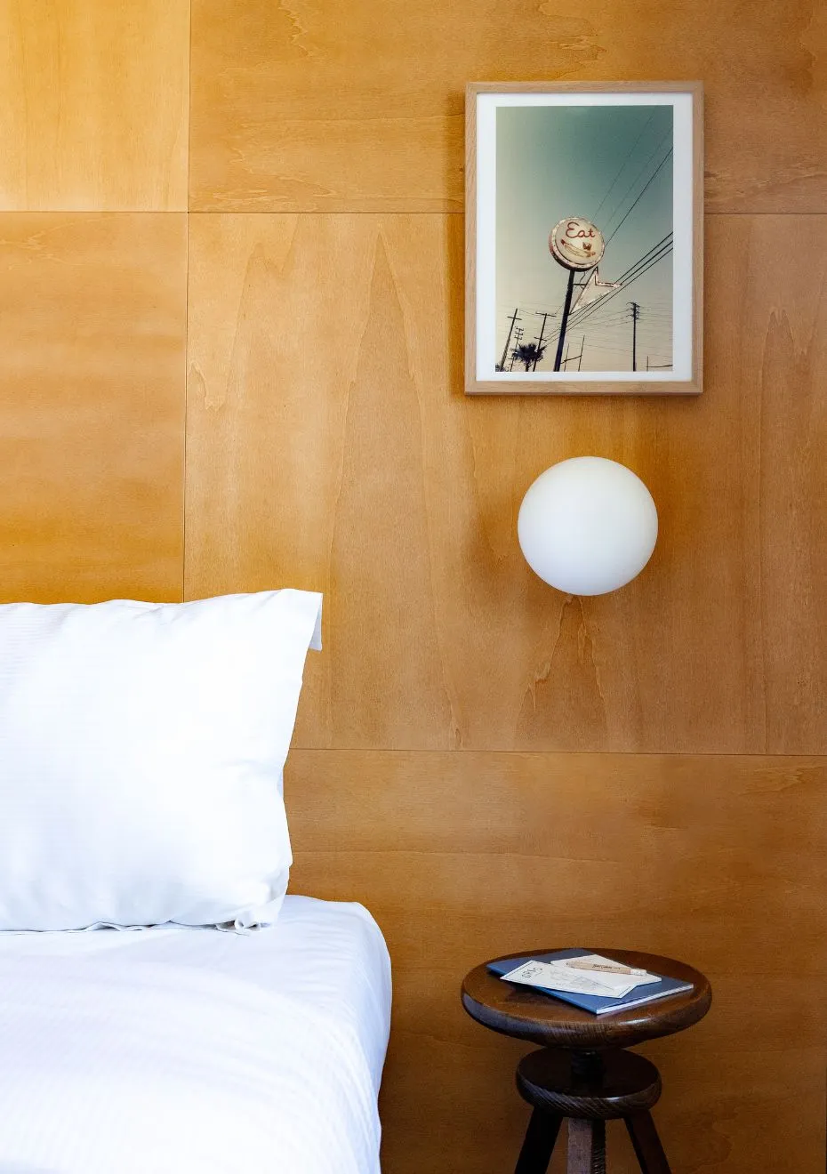 Chambre avec lit et mur Orso Hotels Paris