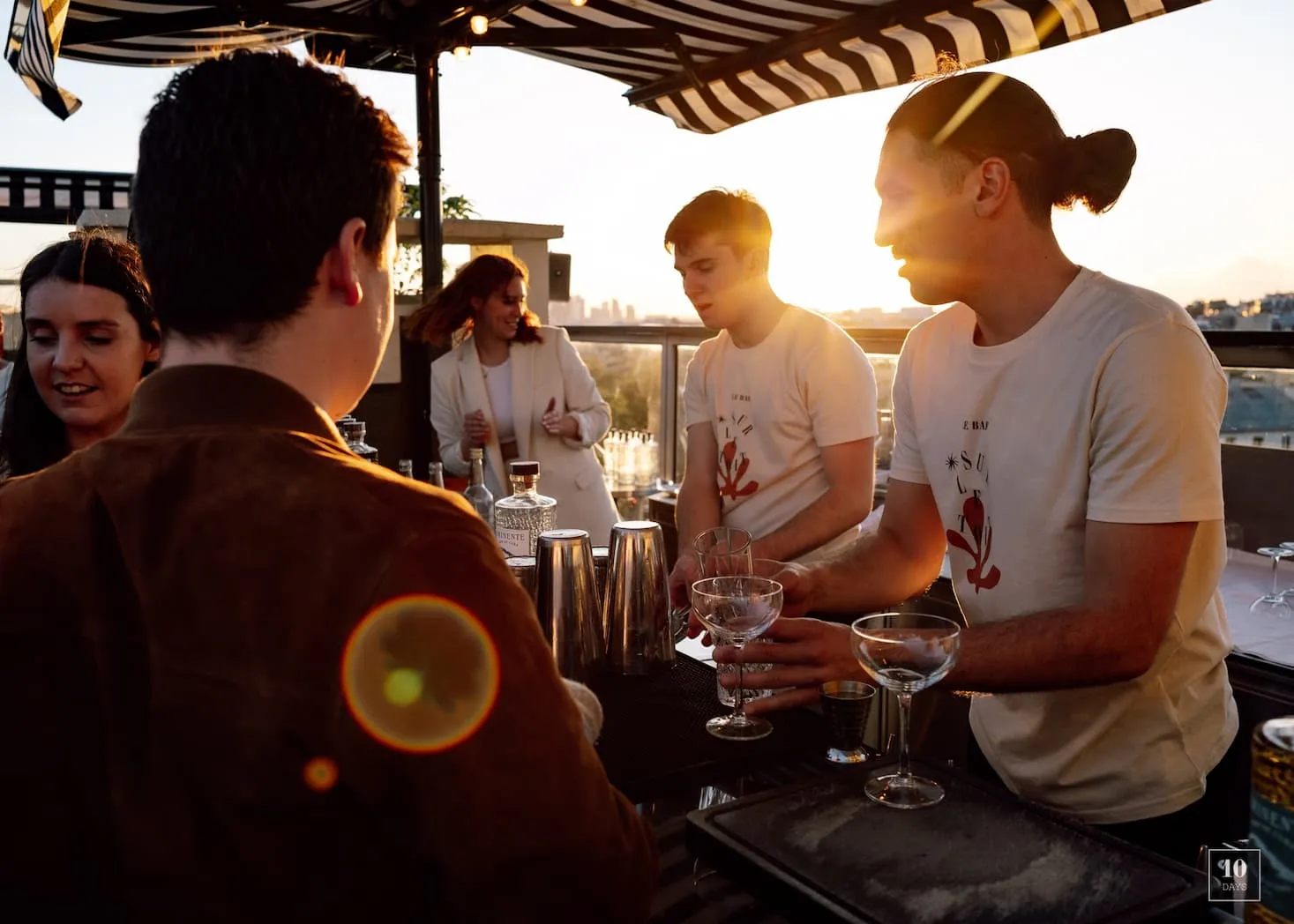 Soirée sur le rooftop d’Orso Hotels Paris, ambiance festive avec vue imprenable sur les toits de la capitale.