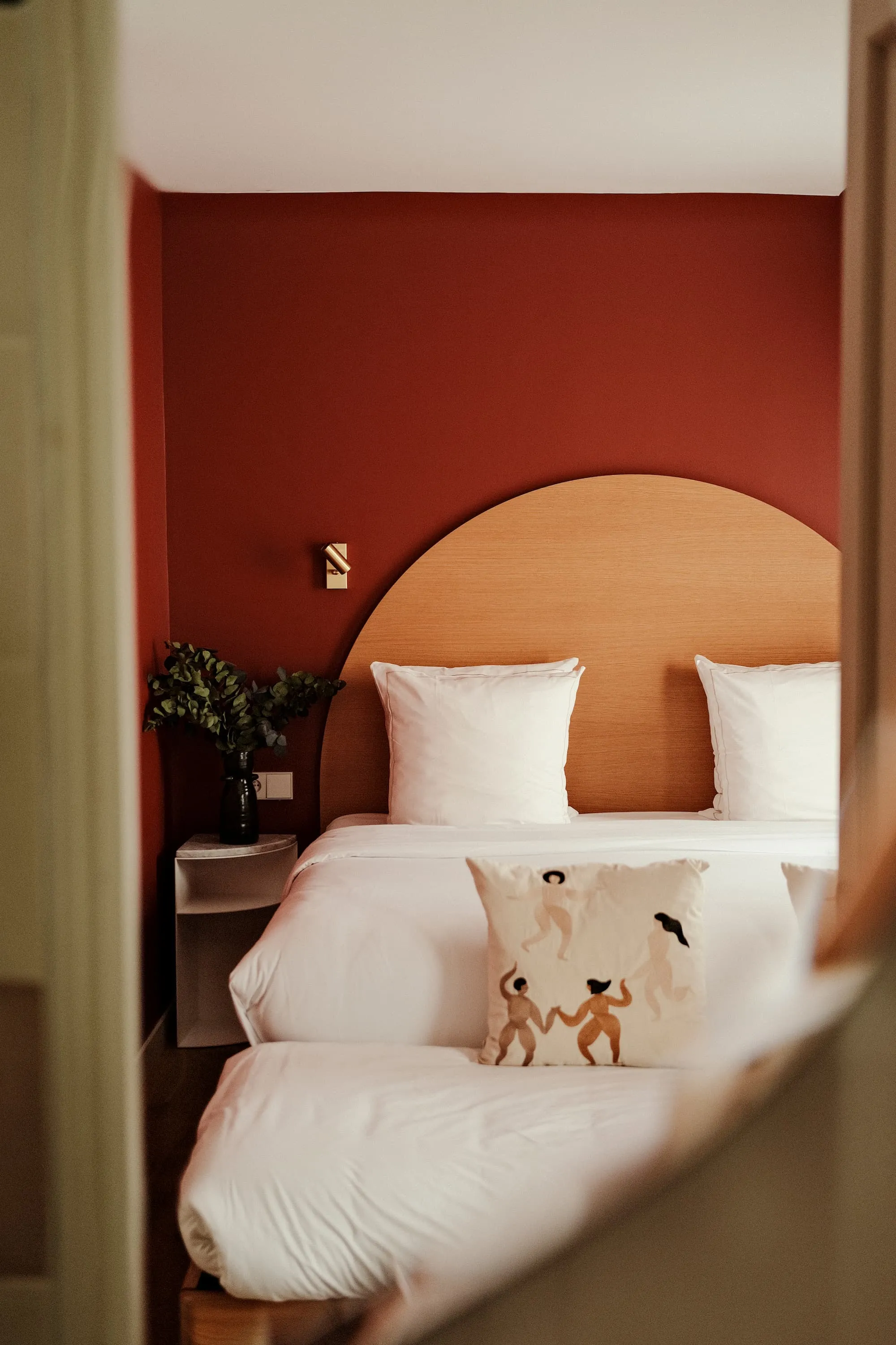 Chambre douce et design à l’Hôtel Ami par Orso Hotels Paris, parfaite pour un séjour parisien tout en confort.