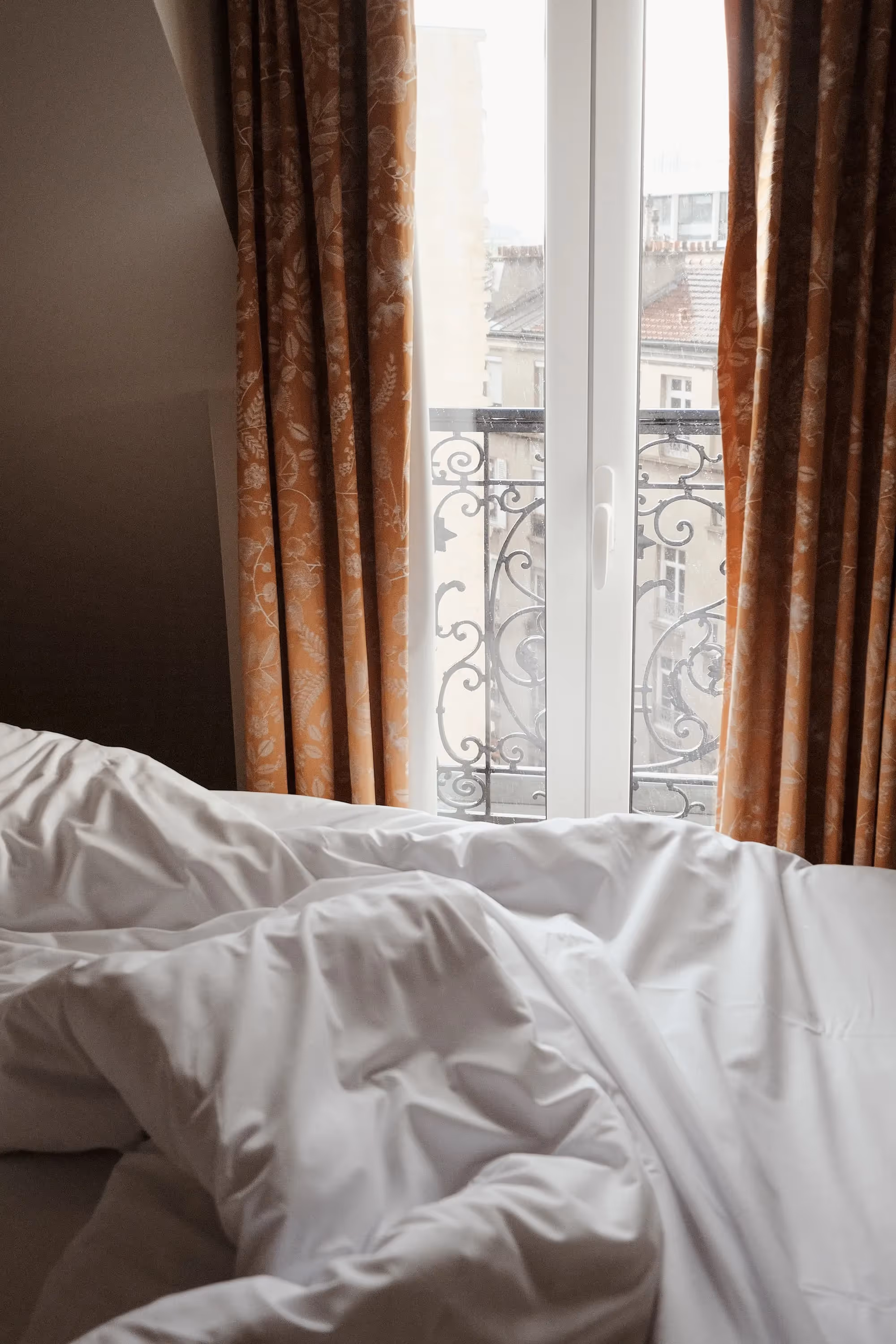 Chambre élégante à l’Hôtel Ami par Orso Hotels Paris, mélange de douceur contemporaine et de décoration minimaliste.