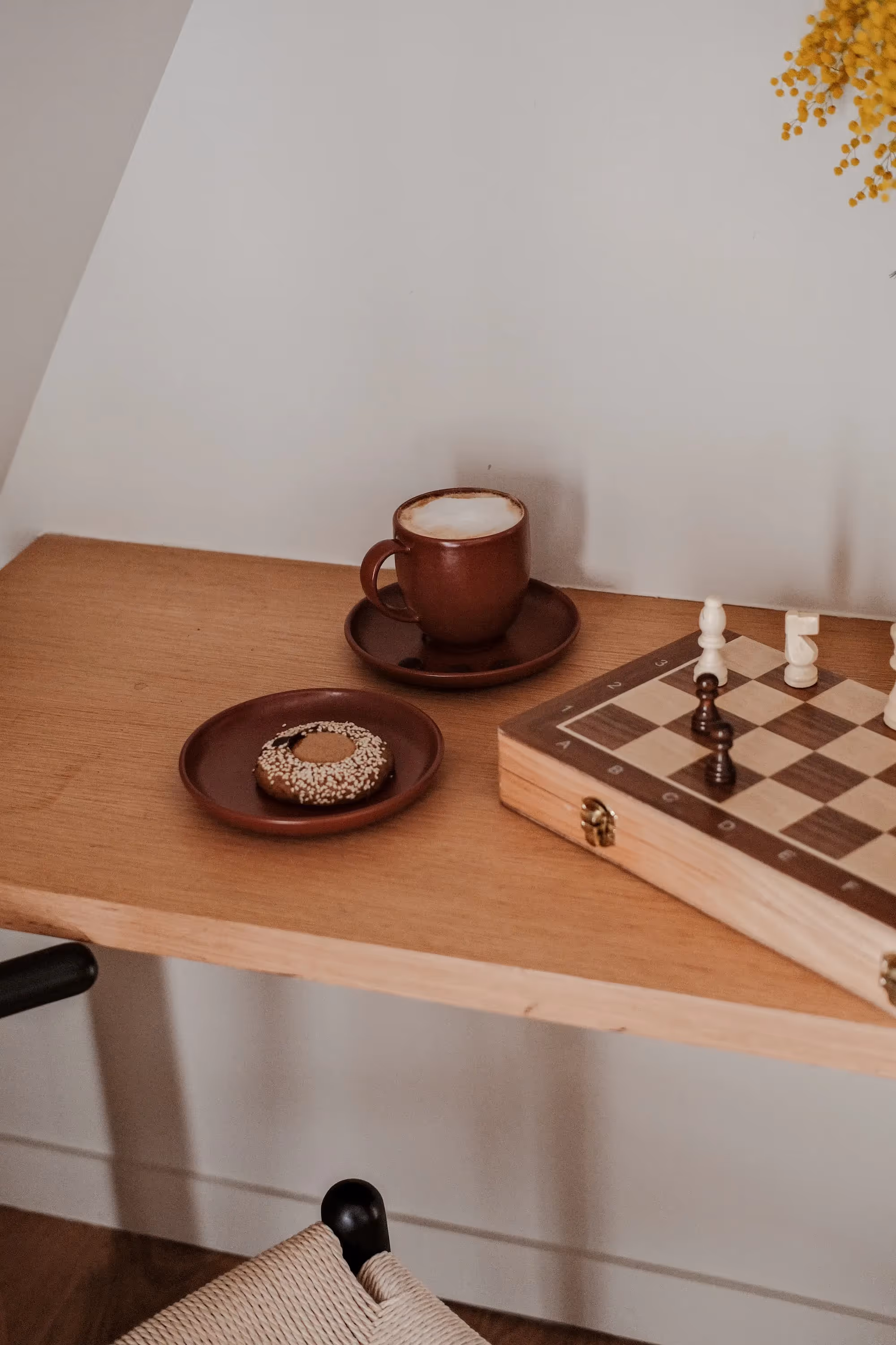 Chambre épurée à l’Hôtel Ami par Orso Hotels Paris, design minimaliste et confort lumineux.