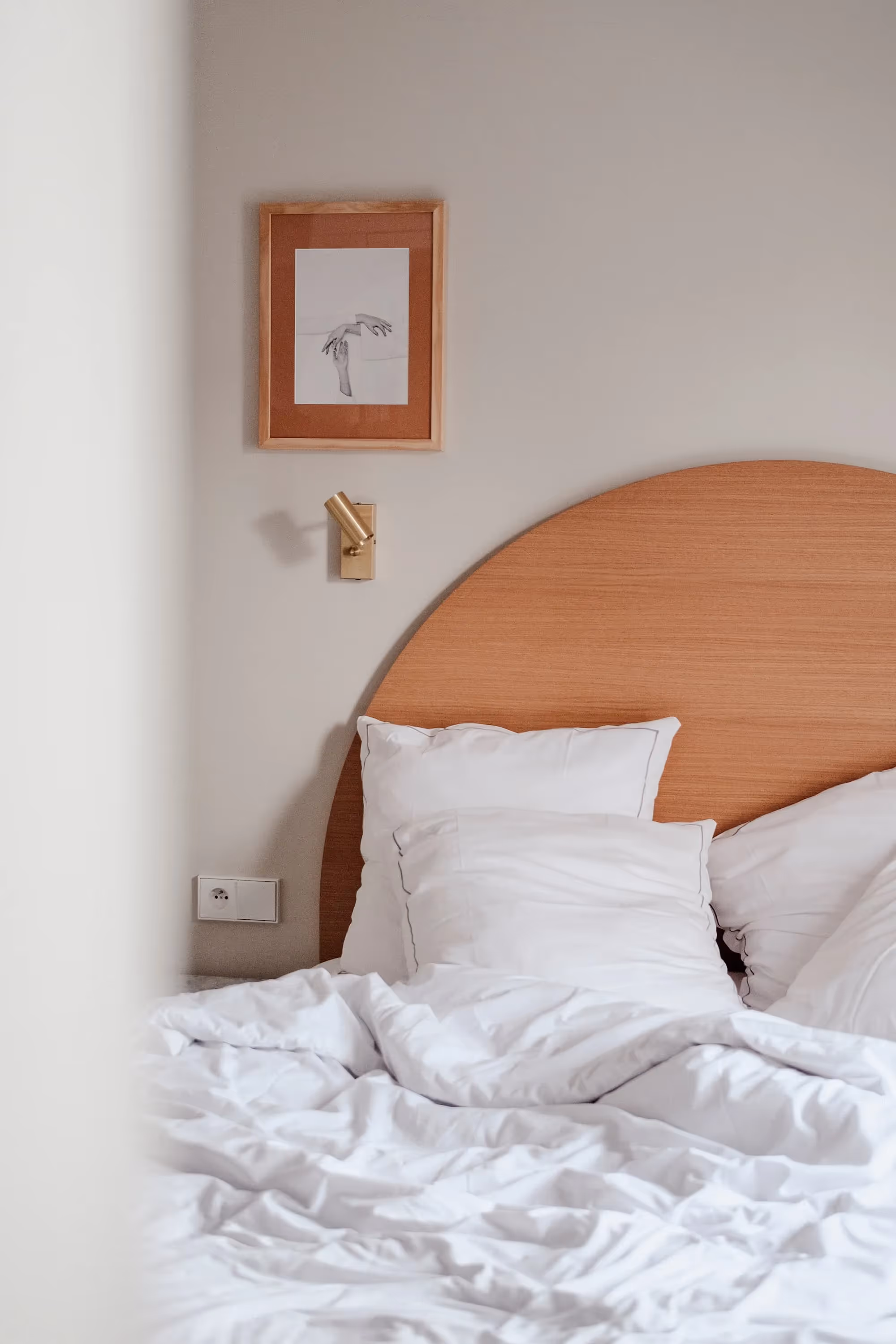 Intérieur de chambre à l’Hôtel Ami chez Orso Hotels Paris, parfait équilibre entre simplicité et élégance.