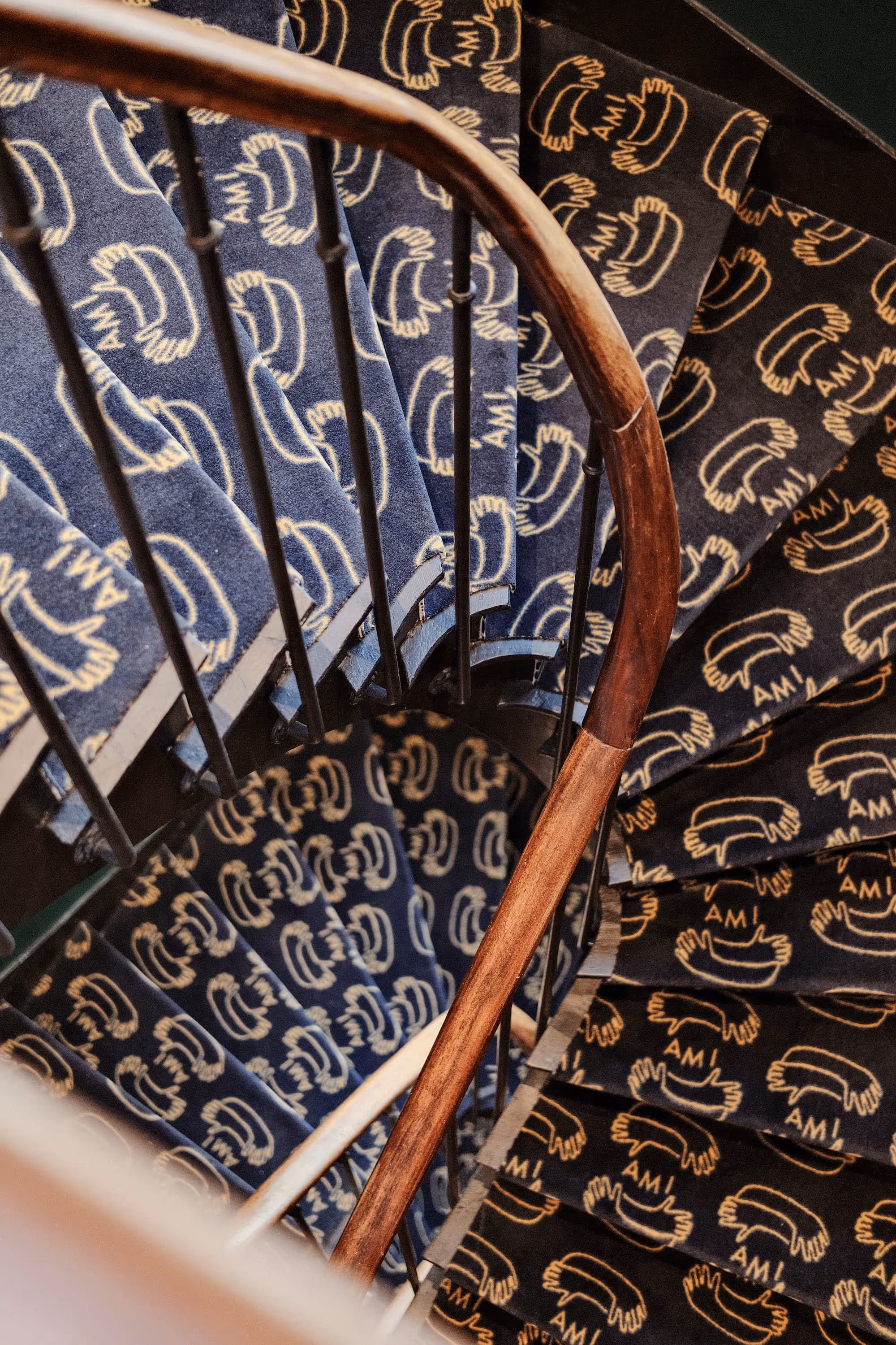 Ambiance lumineuse et design doux à l’Hôtel Ami signé Orso Hotels Paris, idéal pour un séjour parisien relaxant.