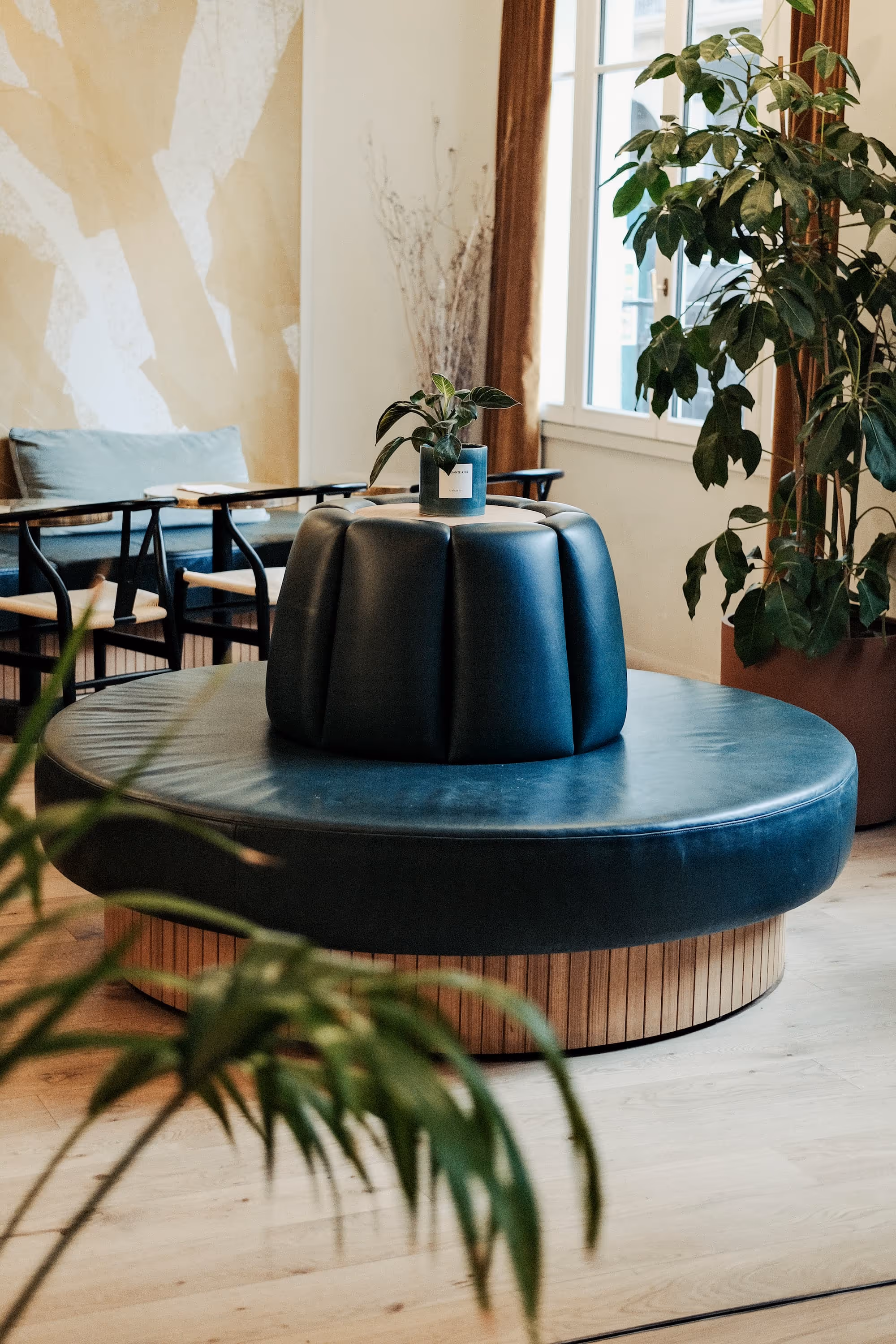 Intérieur design de l’Hôtel Ami par Orso Hotels Paris, décoration minimaliste et atmosphère apaisante.