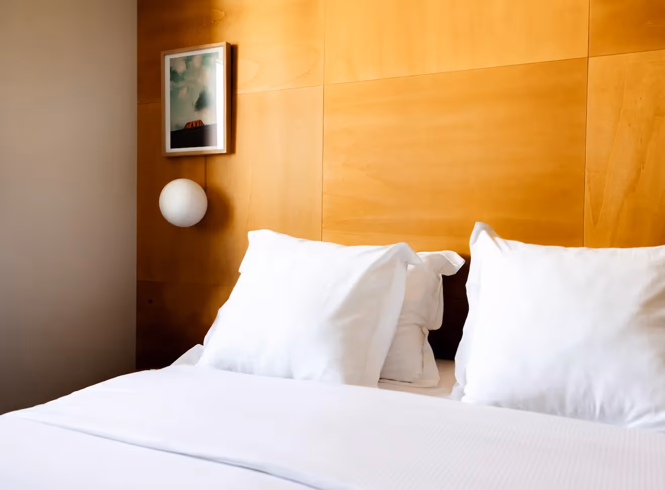 Chambre lumineuse et art work - Hôtel Cabane