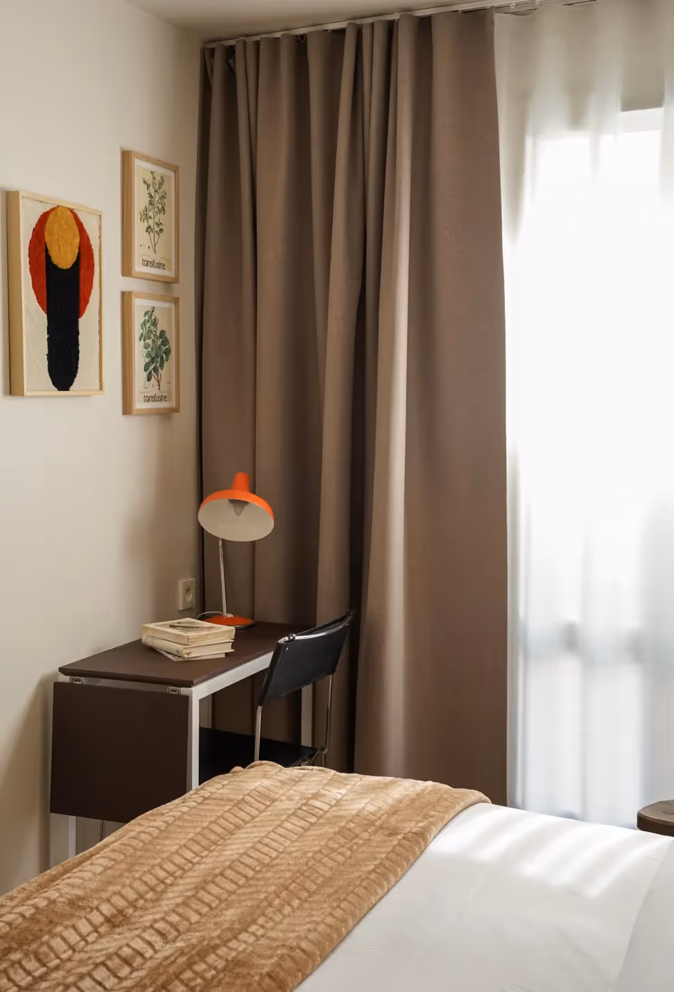 Chambre lumineuse à l’Hôtel Cabane par Orso Hotels Paris, hébergement élégant et ambiance paisible.