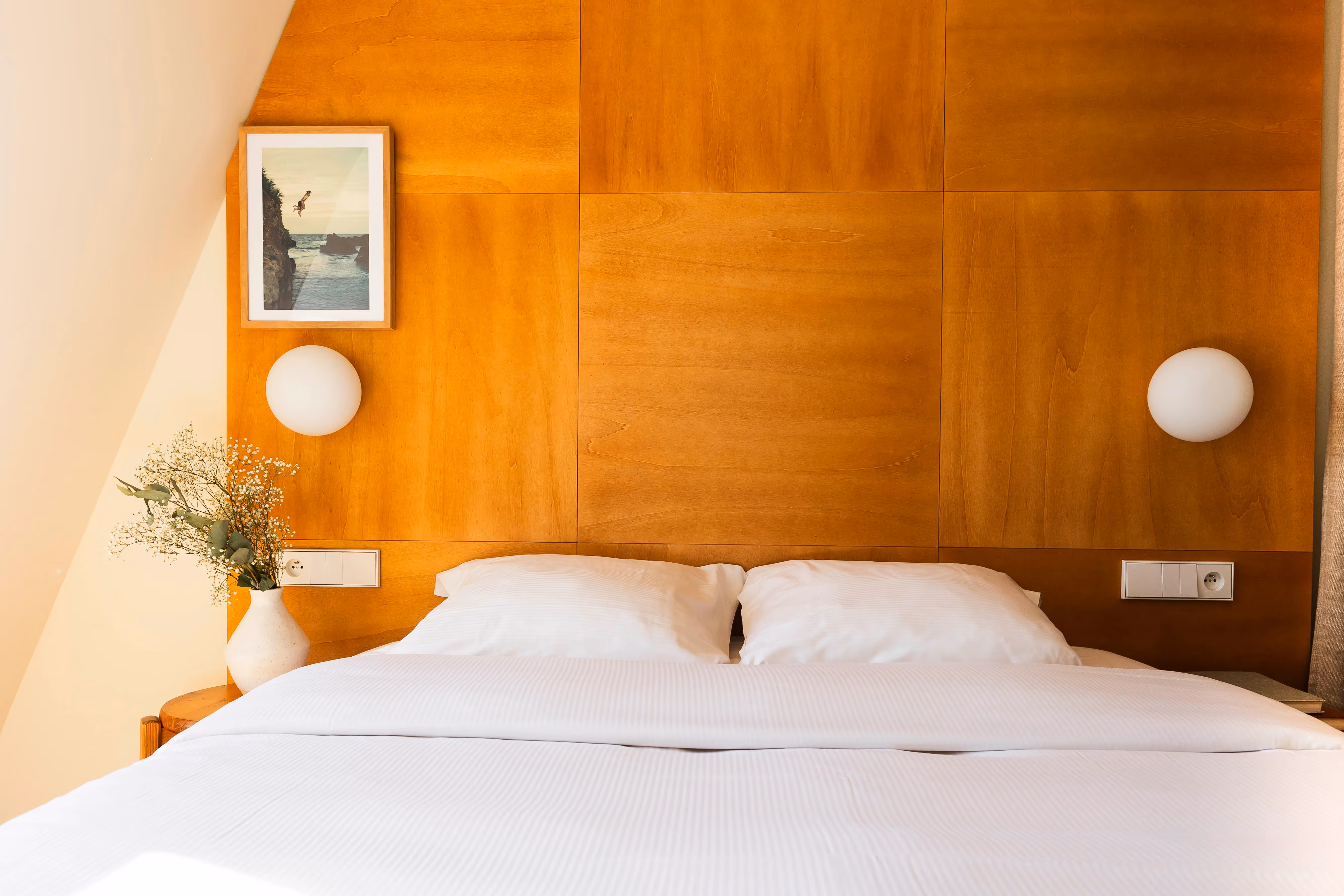 Chambre supérieure signée Alice Casenave à l’Hôtel Cabane par Orso Hotels Paris, design épuré et atmosphère chaleureuse.