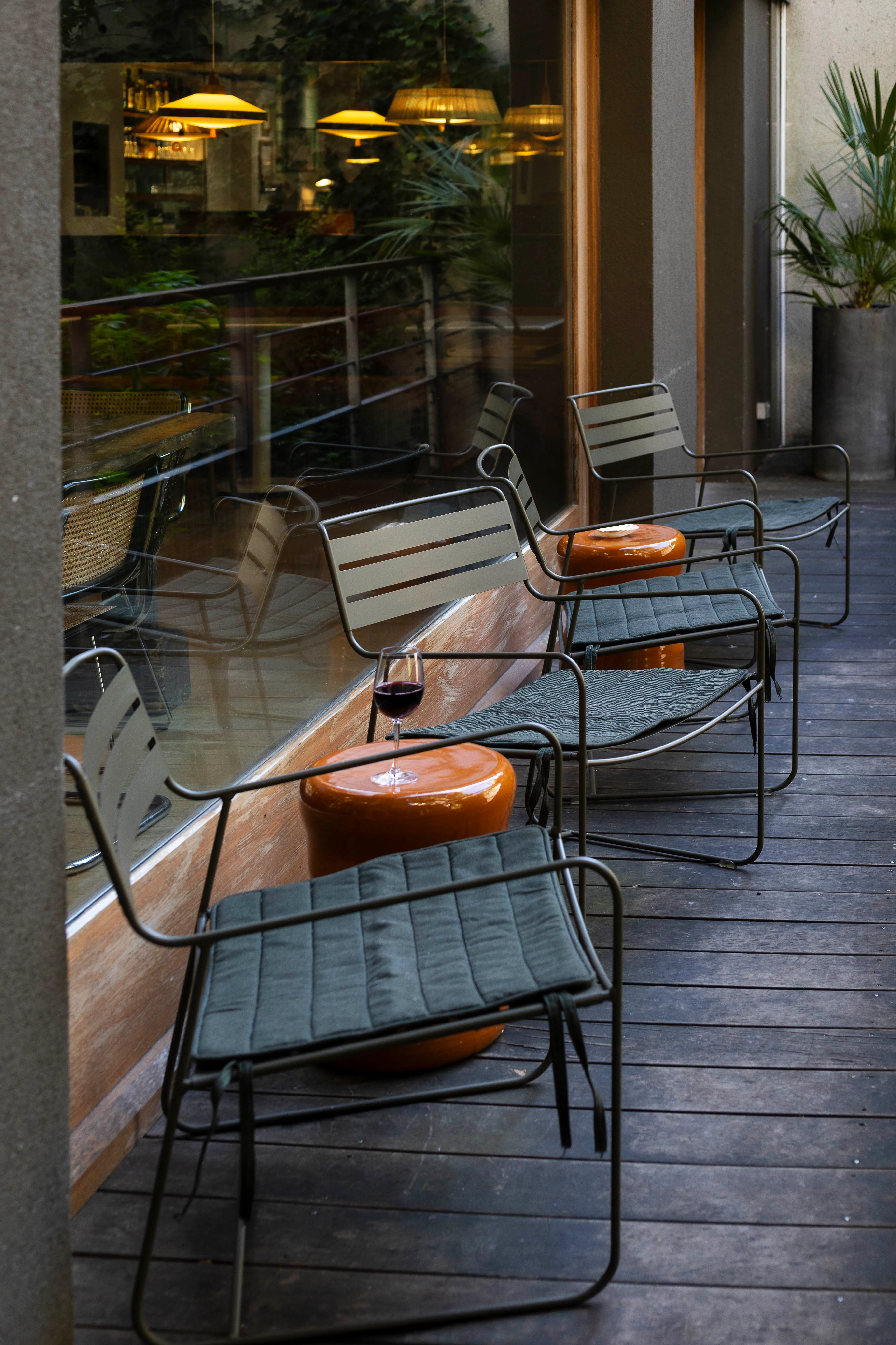 Terrasse aménagée par Alice Casenave à l’Hôtel Cabane par Orso Hotels Paris, espace extérieur paisible et design végétal.
