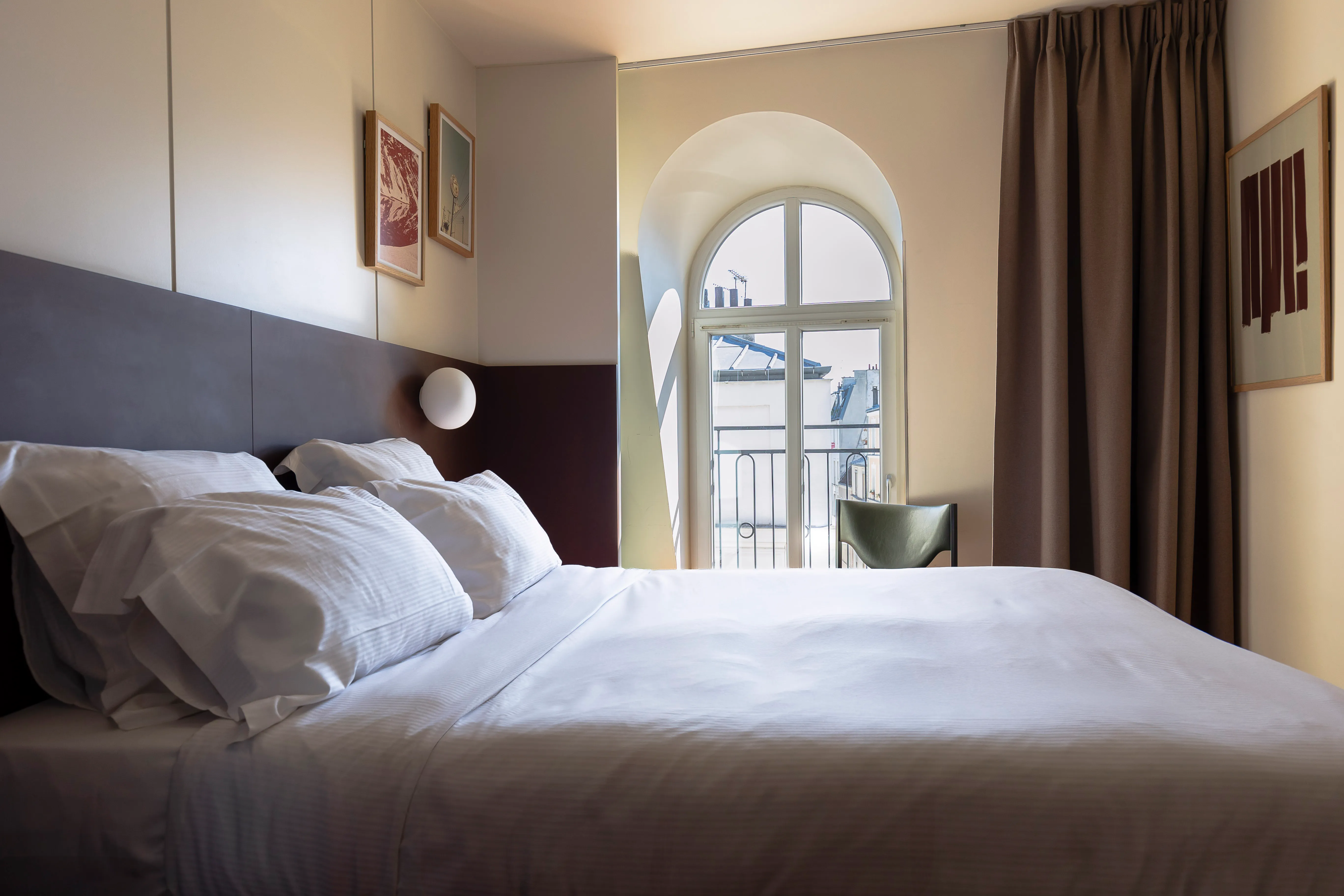 Chambre classique signée Alice Casenave à l’Hôtel Cabane par Orso Hotels Paris, décoration douce et confort moderne.