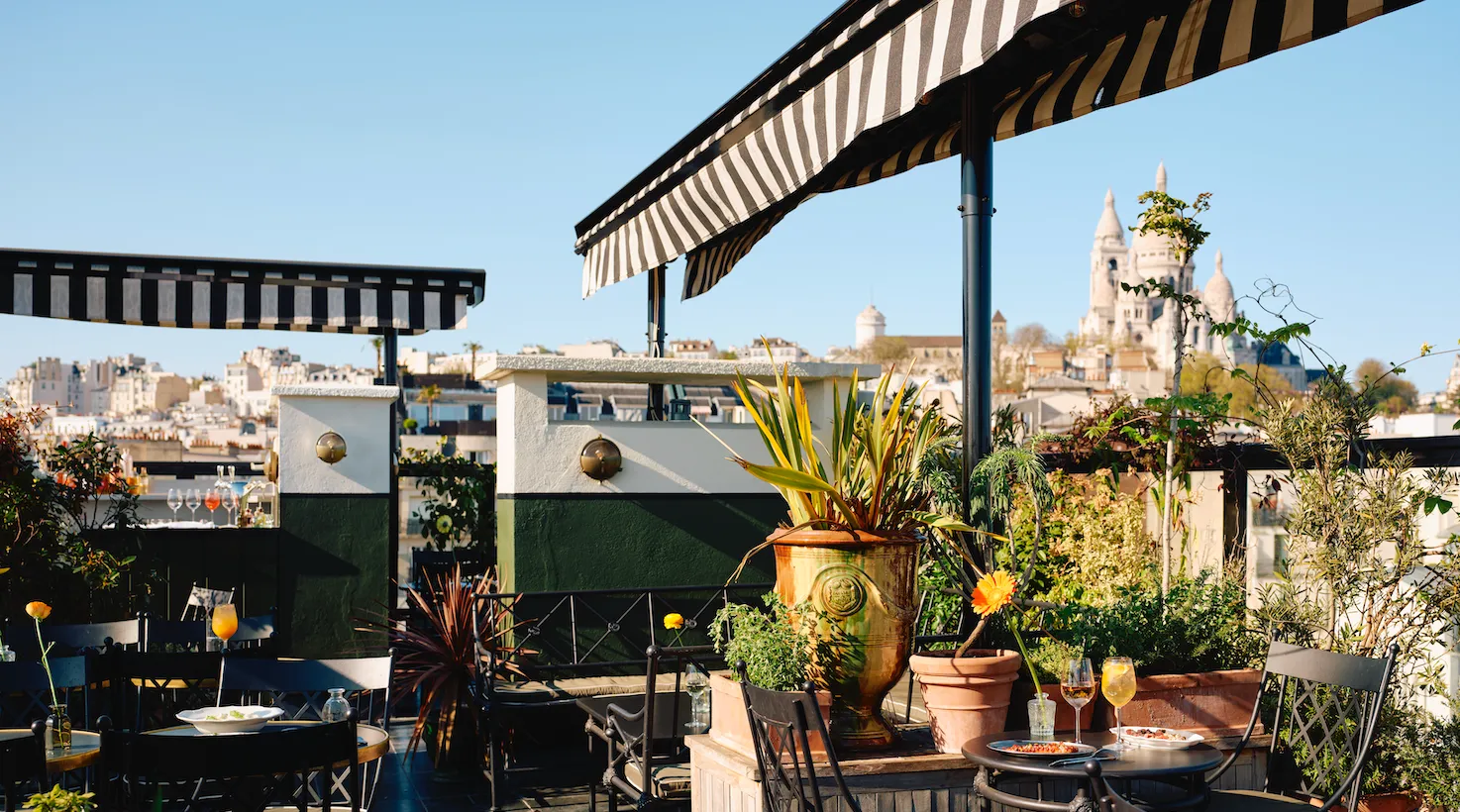 Rooftop du restaurant Maggie par Orso Hotels Paris, vue panoramique et cadre chic pour un moment unique.