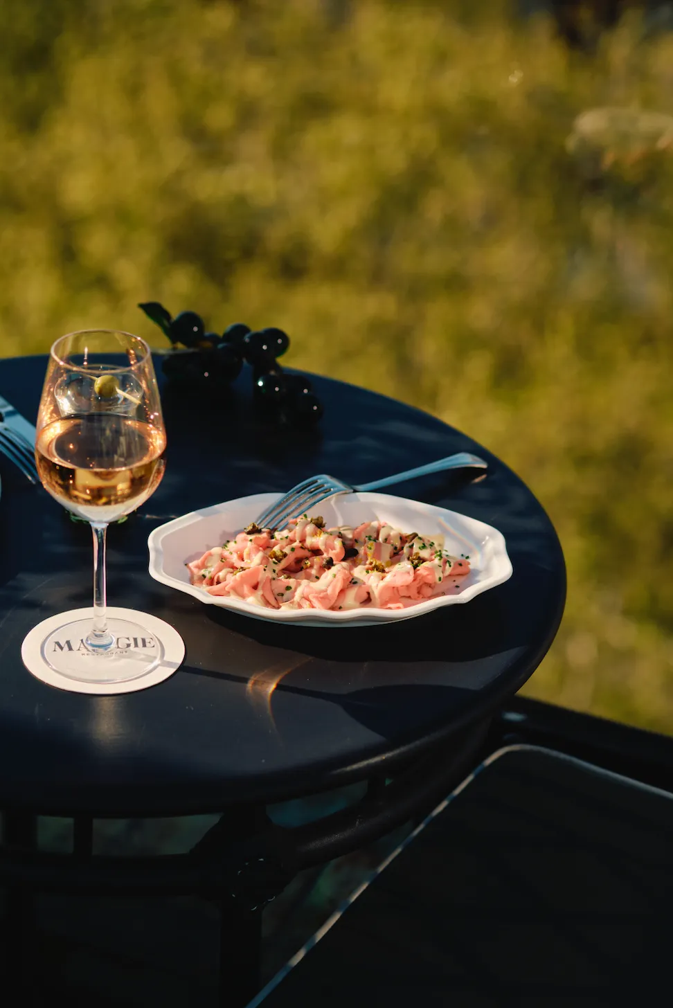 Vitello tonnato chez Maggie par Orso Hotels Paris, plat italien raffiné revisité dans une ambiance parisienne.