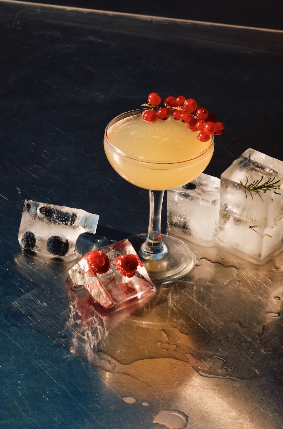 Cocktails glacés chez Orso Hotels Paris, créations rafraîchissantes servies dans un cadre chic et estival.