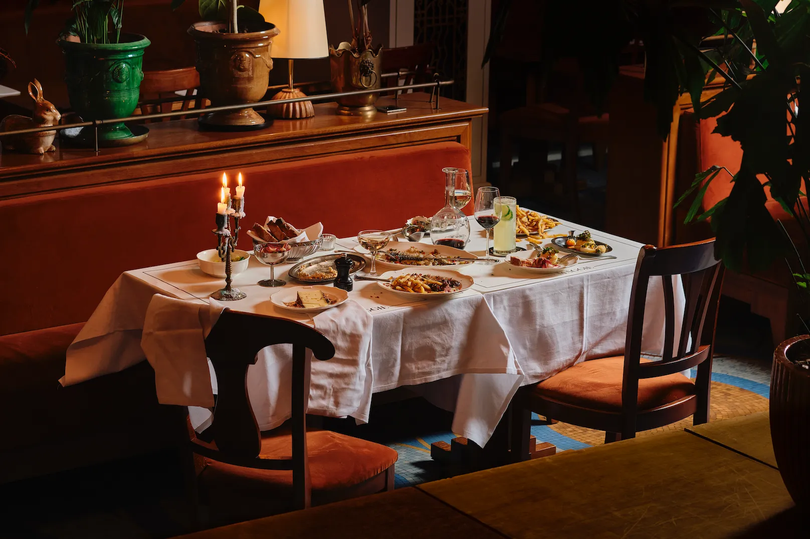 Salle de restaurant avec lampe et grand miroir Orso Hotels Paris