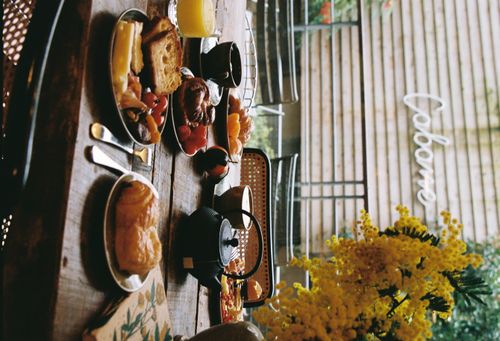 Plateau de petit déjeuner à l’Hôtel Cabane signé Orso Hotels Paris, expérience matinale tout en douceur.