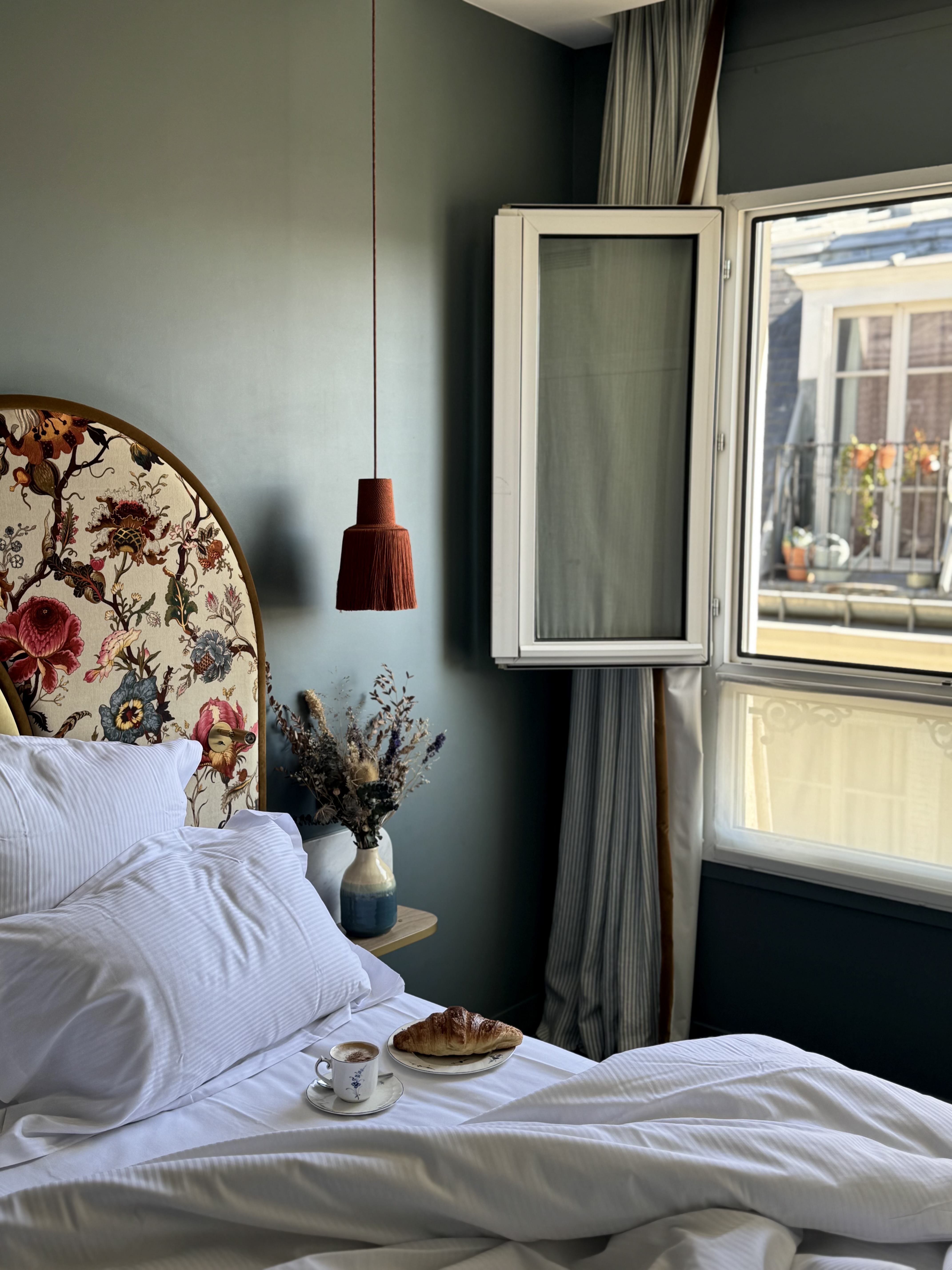 Fauteuil design et table assortie chez Orso Hotels Paris, décoration intérieure élégante et atmosphère cosy.