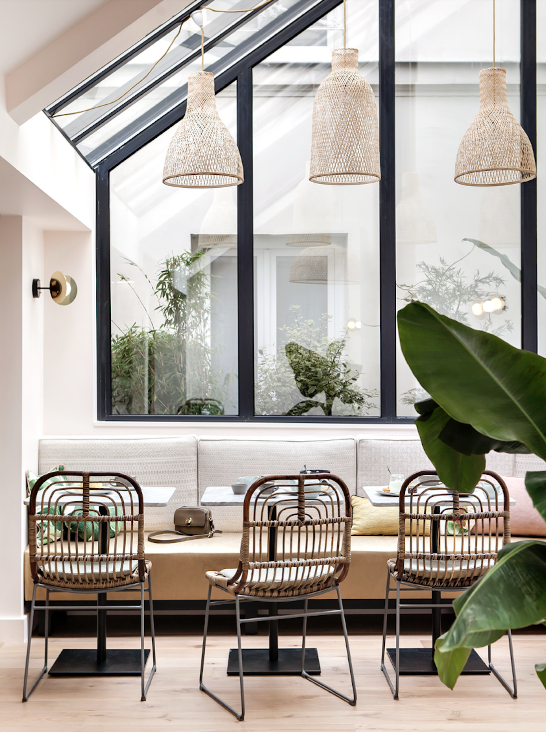 Verrière lumineuse du restaurant chez Orso Hotels Paris, cadre raffiné et atmosphère parisienne unique.