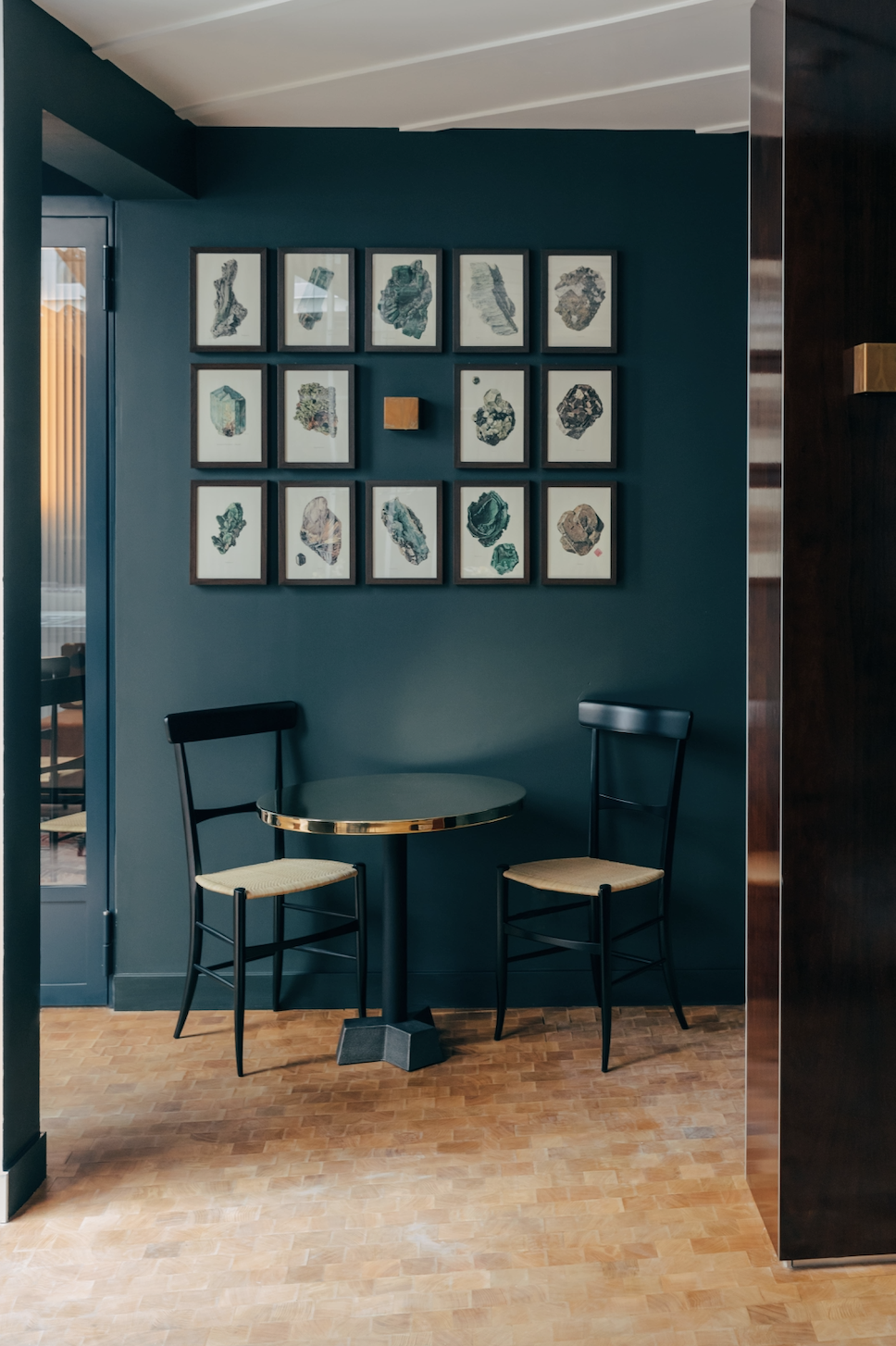 Table et chaises design chez Orso Hotels Paris, harmonie parfaite entre mobilier élégant et confort moderne.