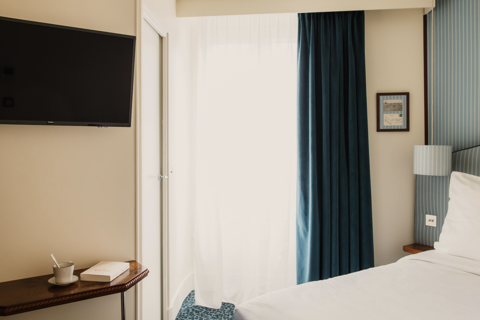 Vue latérale du lit dans la chambre classique de l’Hôtel Folie – Orso Hotels.