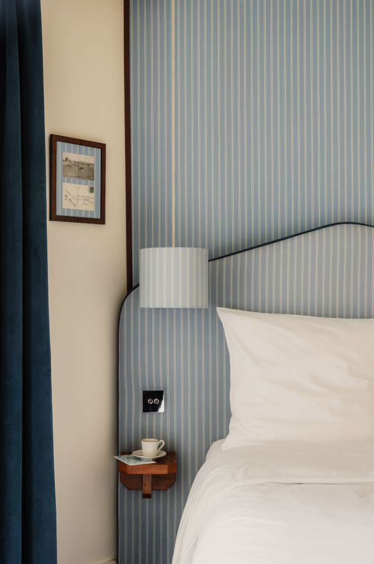 Zoom sur un luminaire design dans la chambre classique de l’Hôtel Folie – Orso Hotels.