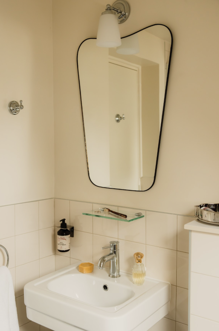 Salle de bain moderne attenante à la chambre classique de l’Hôtel Folie – Orso Hotels.