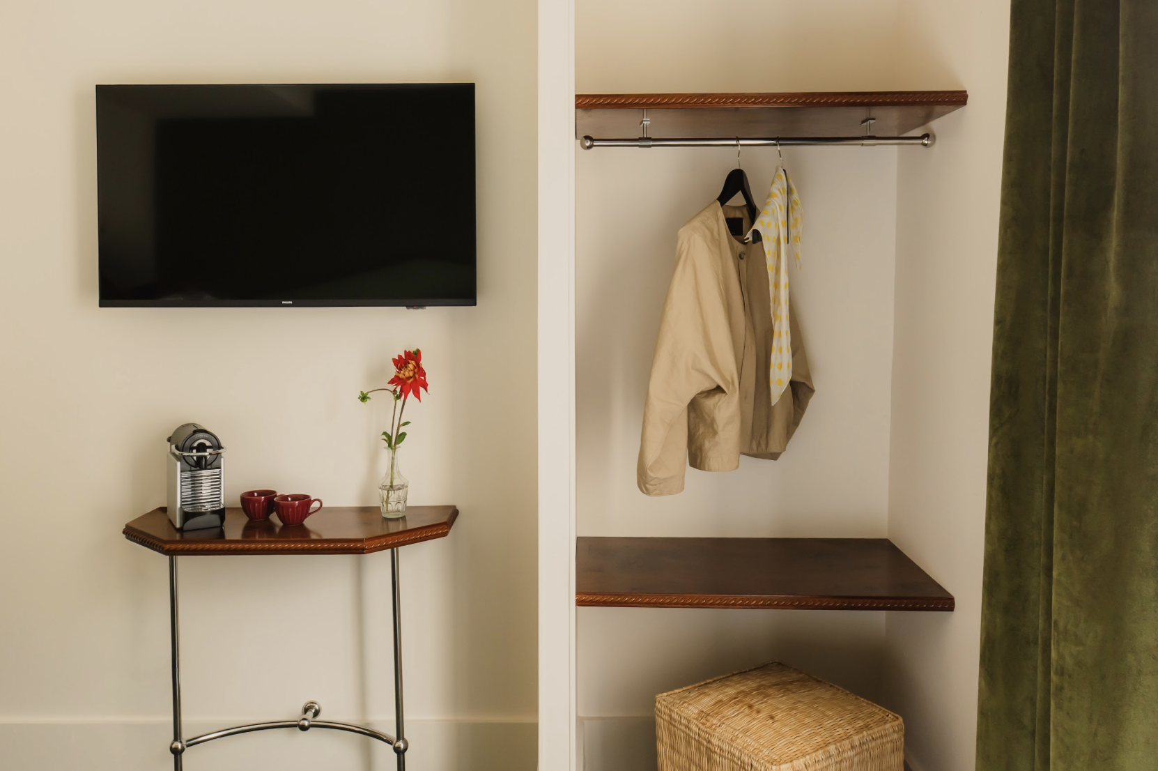 Télévision écran plat et porte-manteau dans la chambre supérieure de l’Hôtel Folie – Orso Hotels.