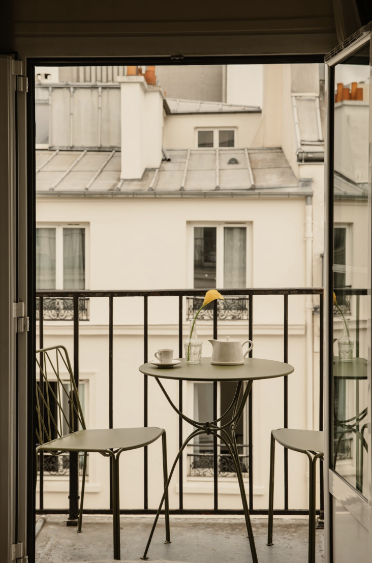 Balcon privé offrant une vue parisienne depuis la chambre supérieure de l’Hôtel Folie – Orso Hotels.