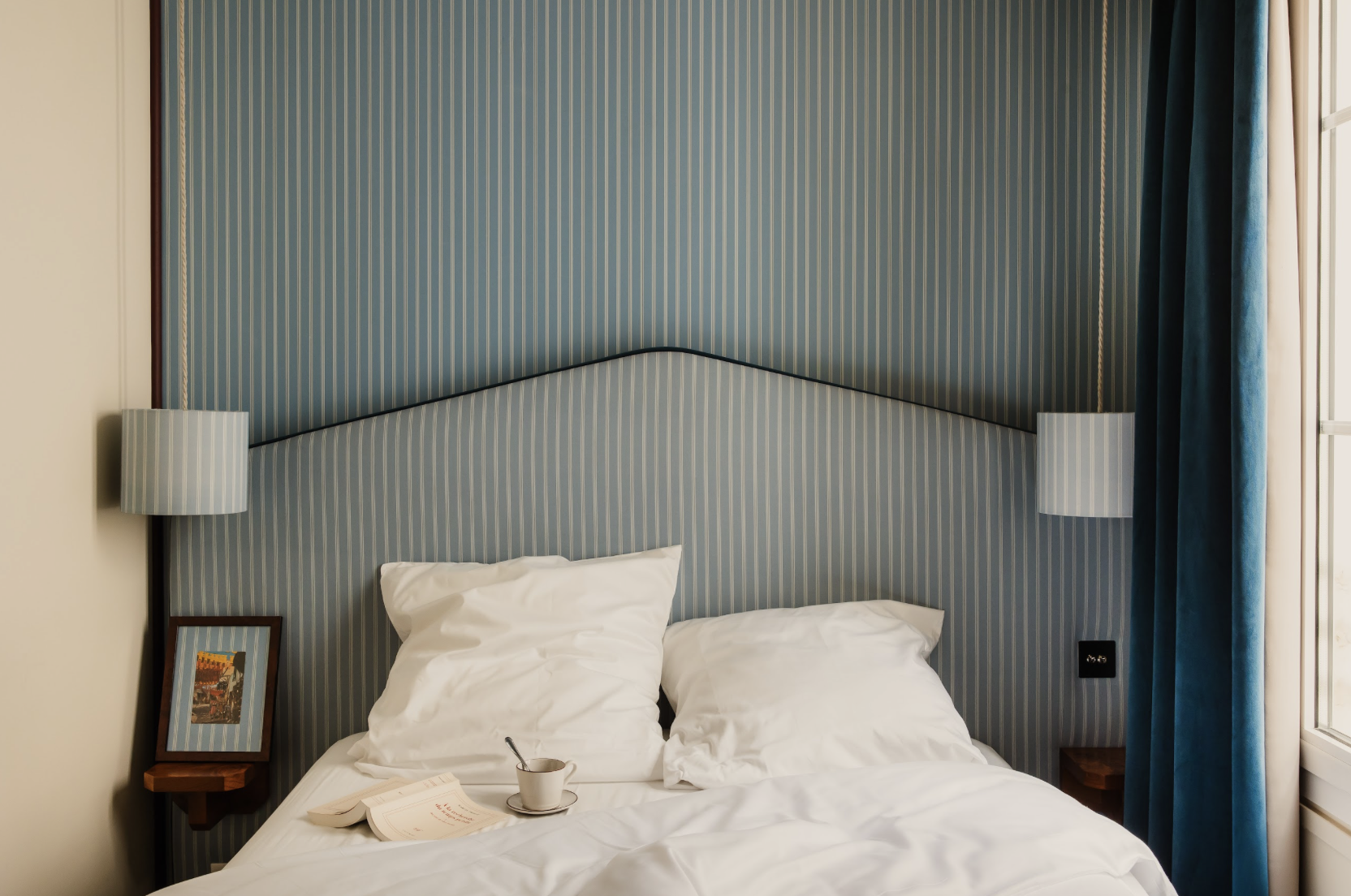 Salle de déjeuner élégante chez Orso Hotels Paris, lieu convivial alliant design et atmosphère chaleureuse.