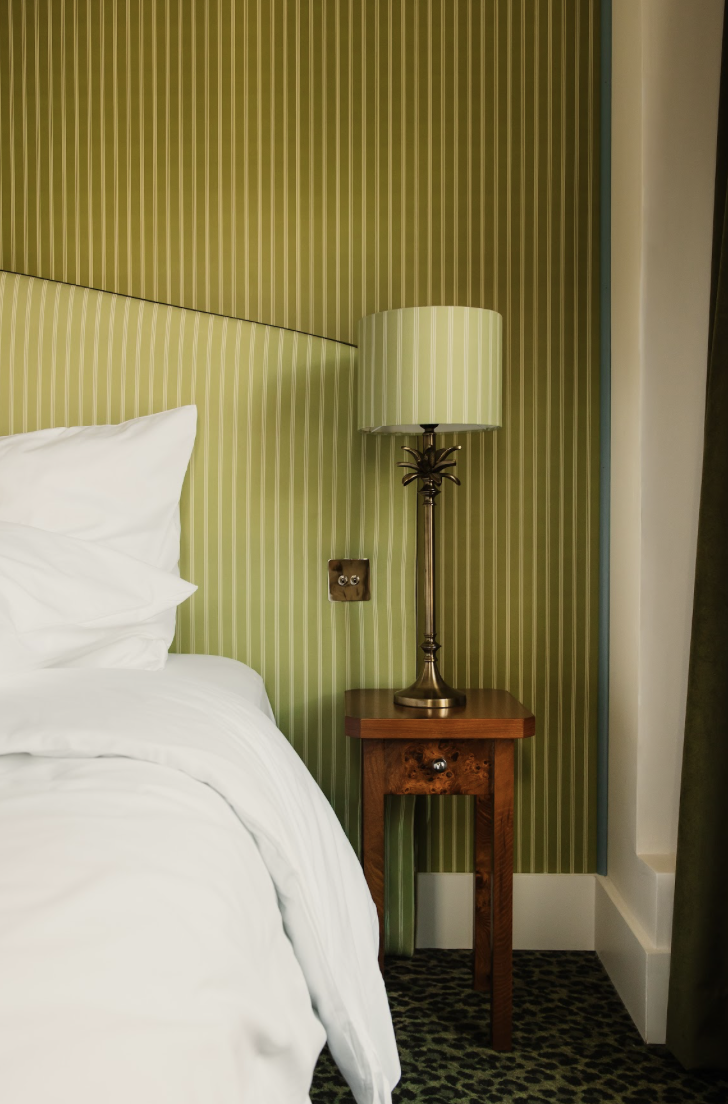 Belle chambre épurée avec miroir Orso Hotels Paris