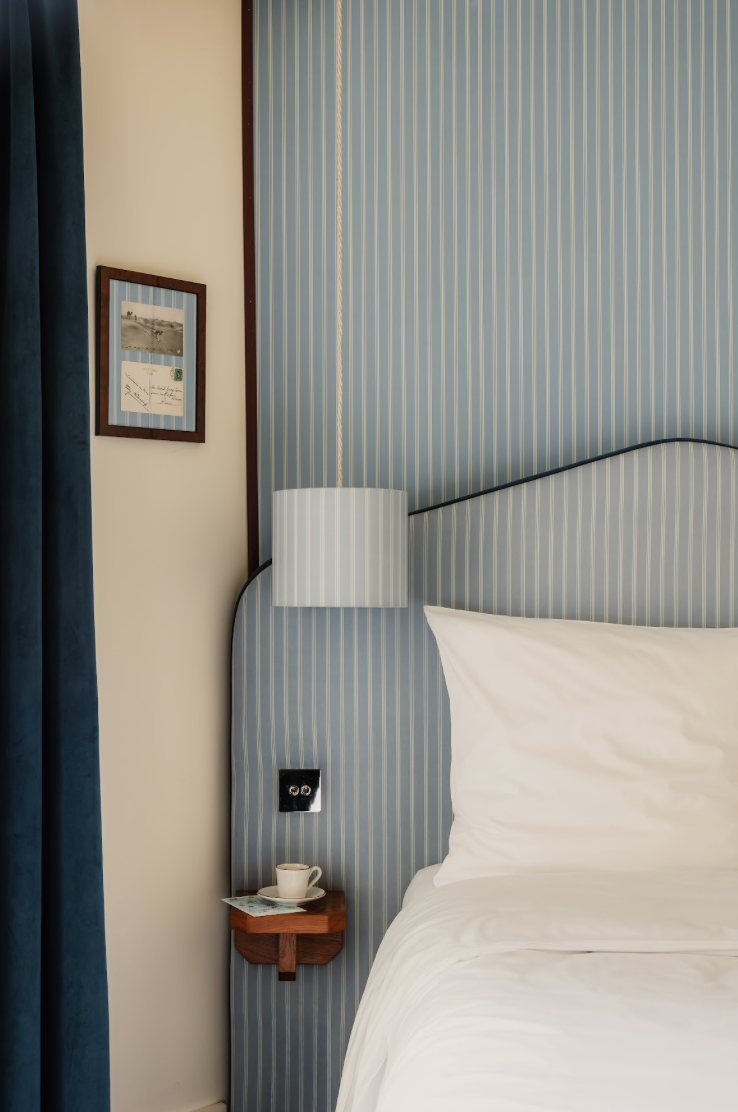 Coin bureau en bois naturel à l’Hôtel Orphée par Orso Hotels, reflet de l’art de vivre parisien.