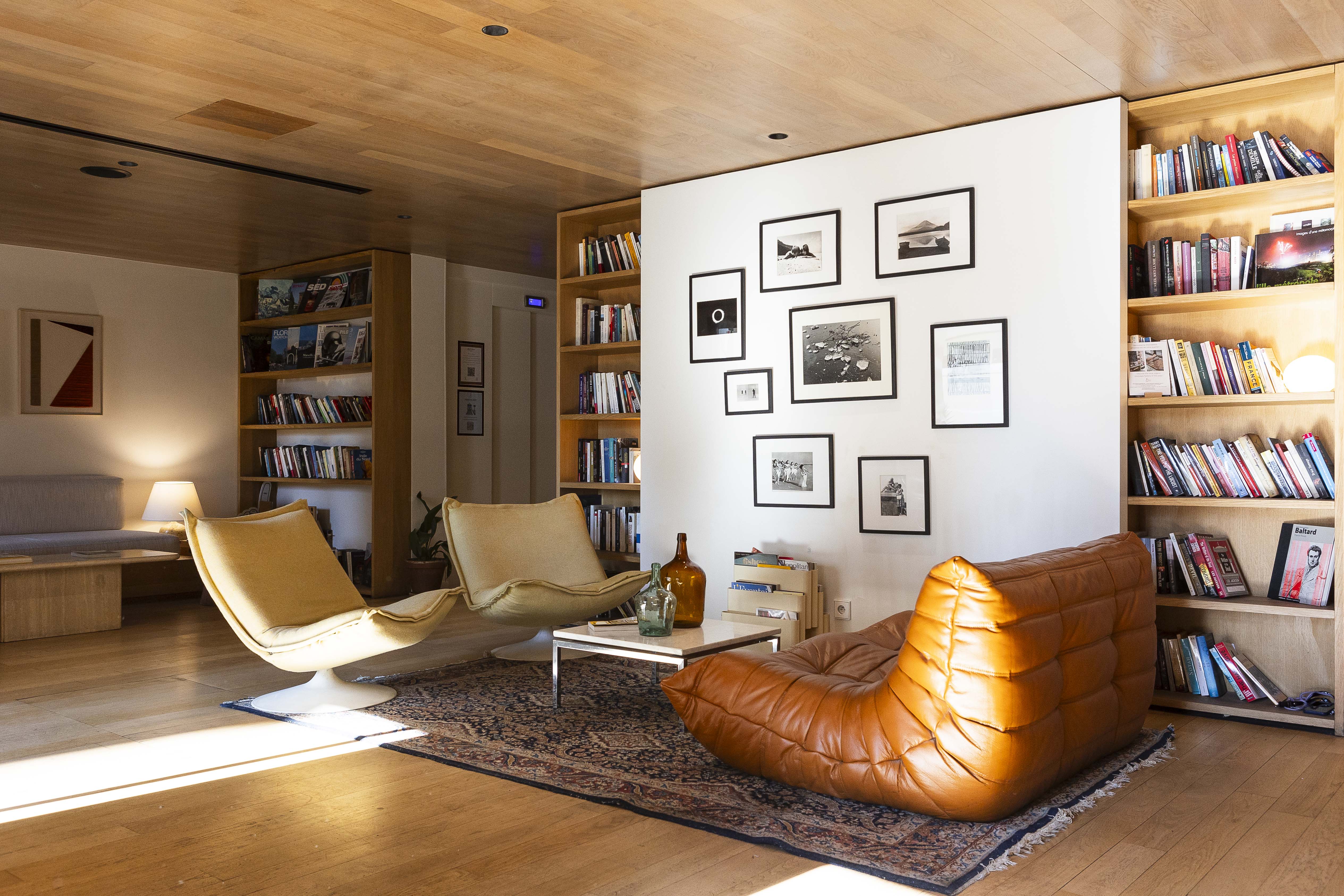 Tables de restaurant avec sièges rouges chez Orso Hotels Paris, cadre convivial et design intérieur élégant.