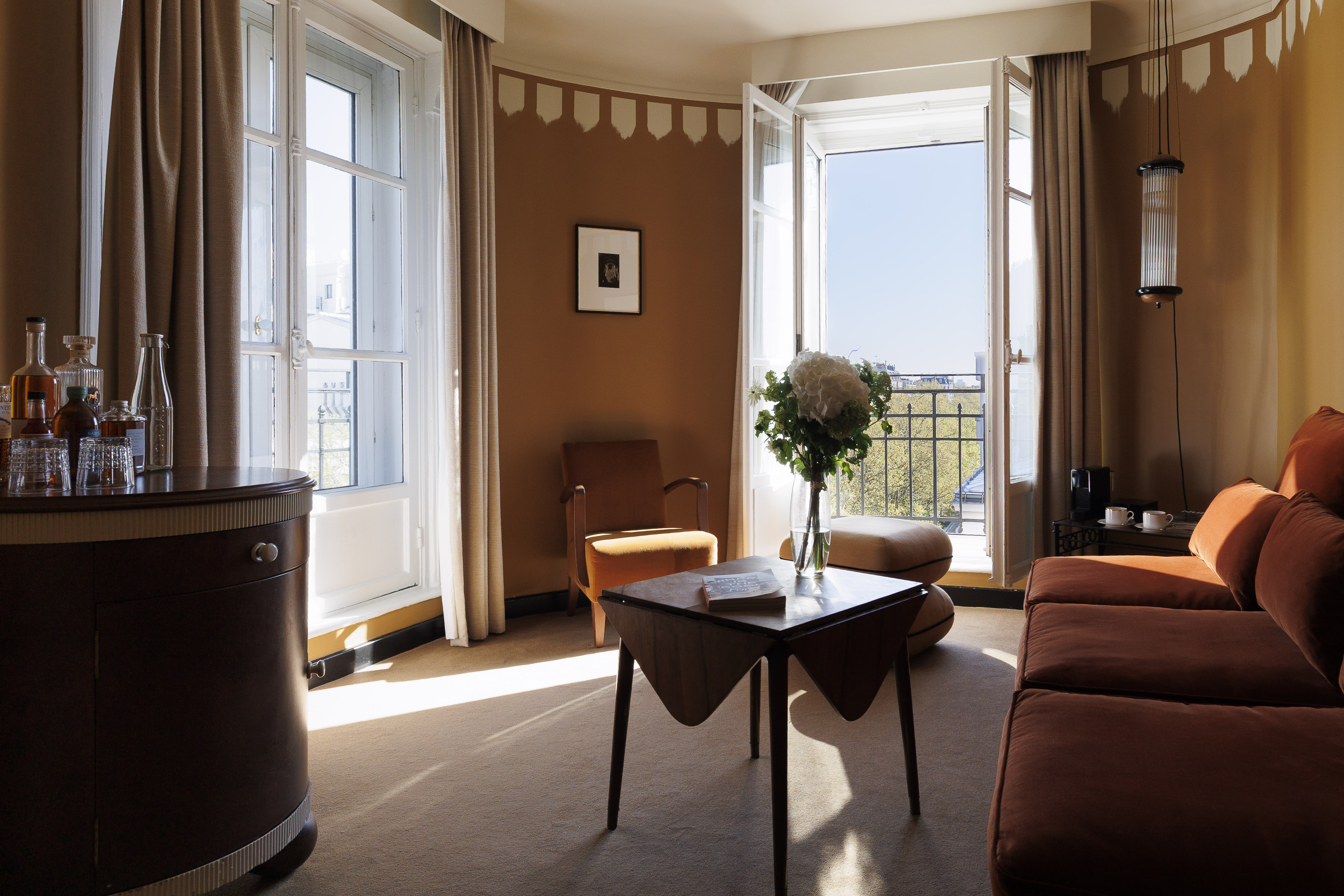 Détail du coin du lit avec tête de lit chez Orso Hotels Paris, alliance de confort moderne et raffinement parisien.