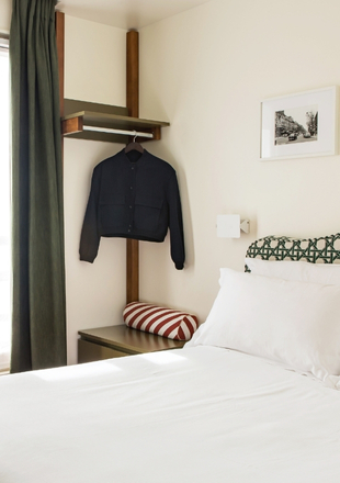 Chambre élégante avec penderie chez Orso Hotels Paris, entre confort et hôtel design.
