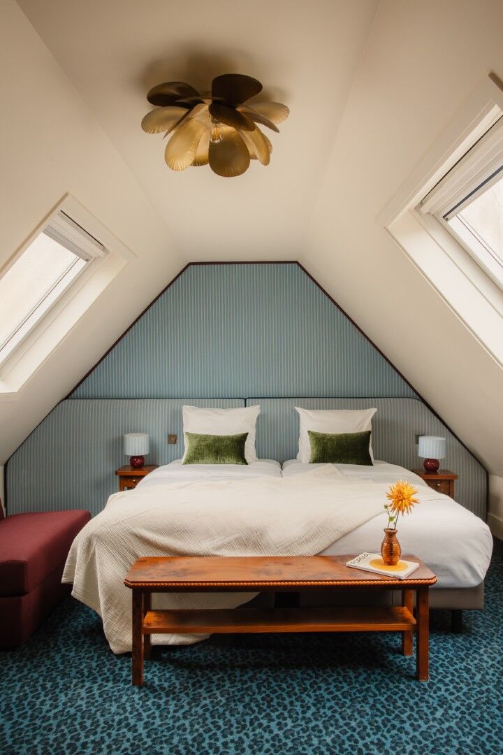 Gros plan sur la décoration lumineuse de l'hôtel Folie Orso Hotels Paris