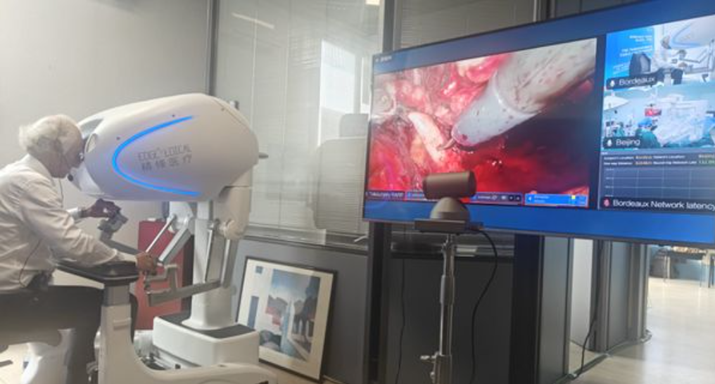 Le docteur Richard Gaston à la console du robot chirurgical à Bordeaux, devant l'écran retransmettant le champ opératoire depuis Pékin