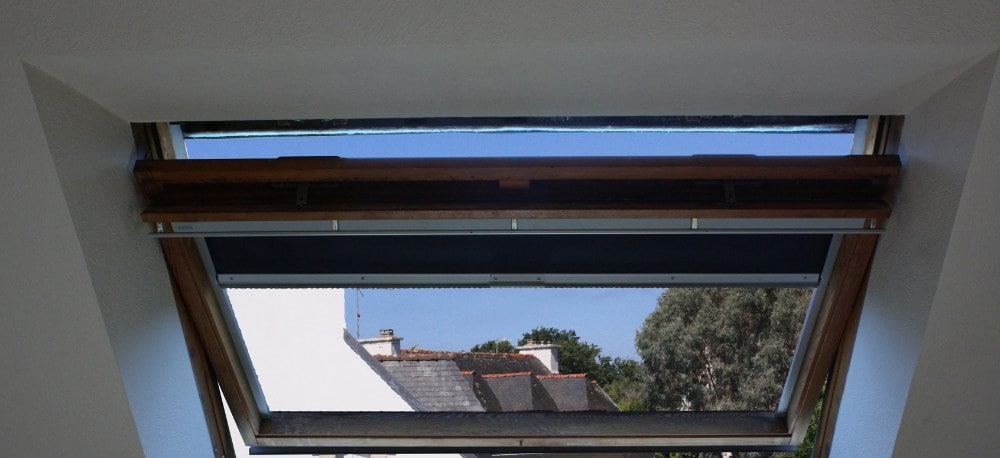 Dachfenster mit geöffneter Lüftungsklappe, Innenansicht